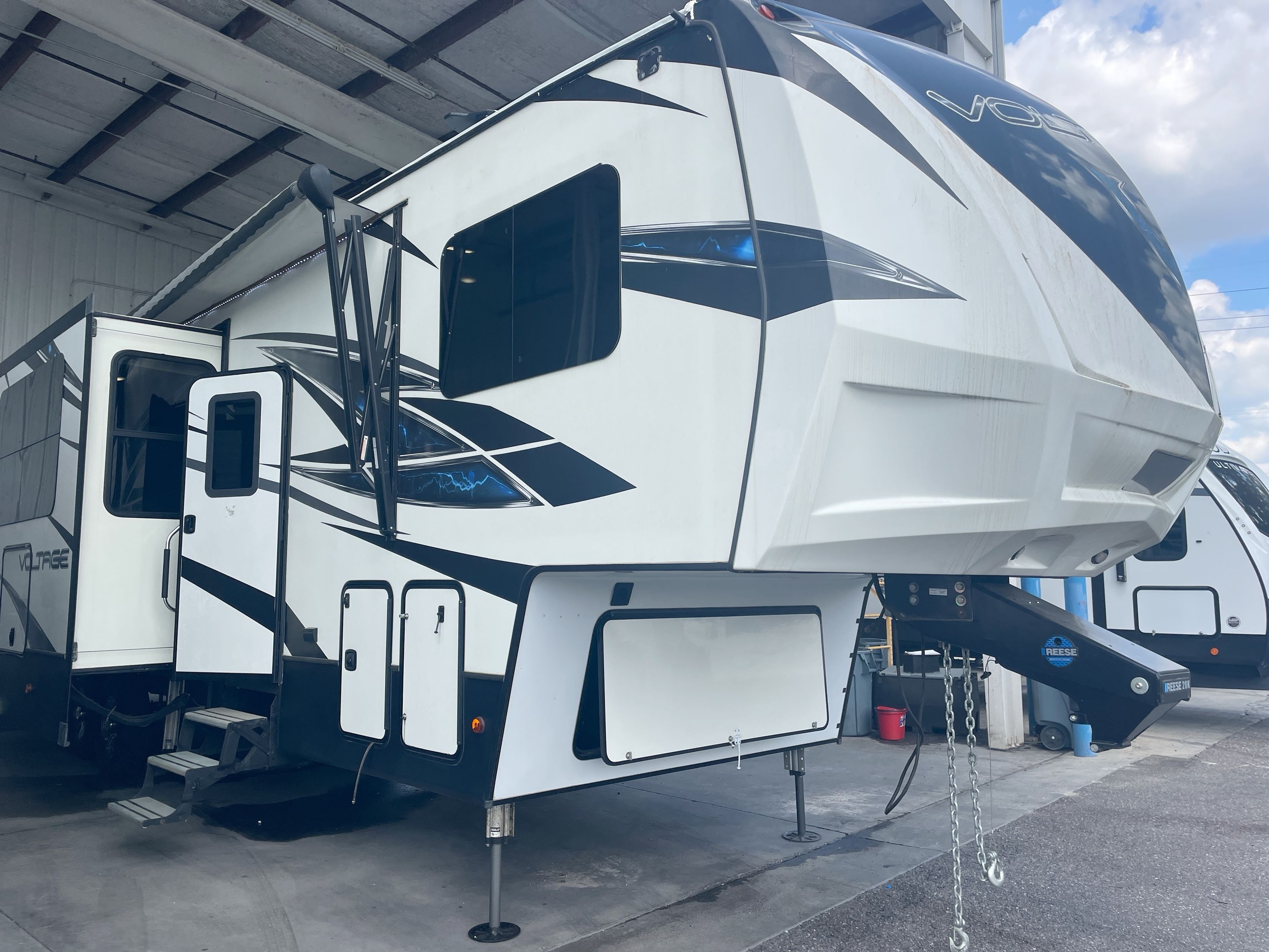 2019 Dutchmen VOLTAGE 3655 Fifth Wheel Toy Hauler RV