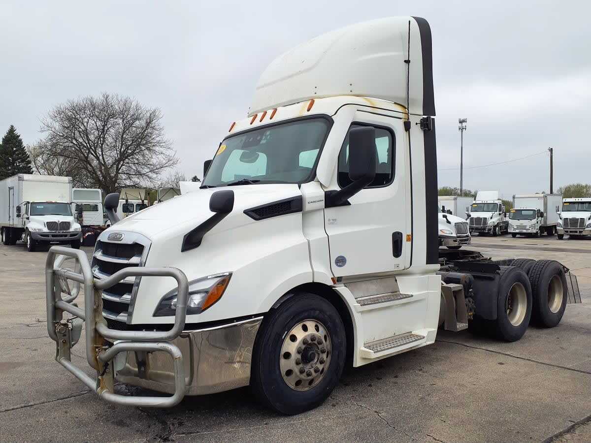 2021 FREIGHTLINER CASCADIA 116 in Oak Creek, WI