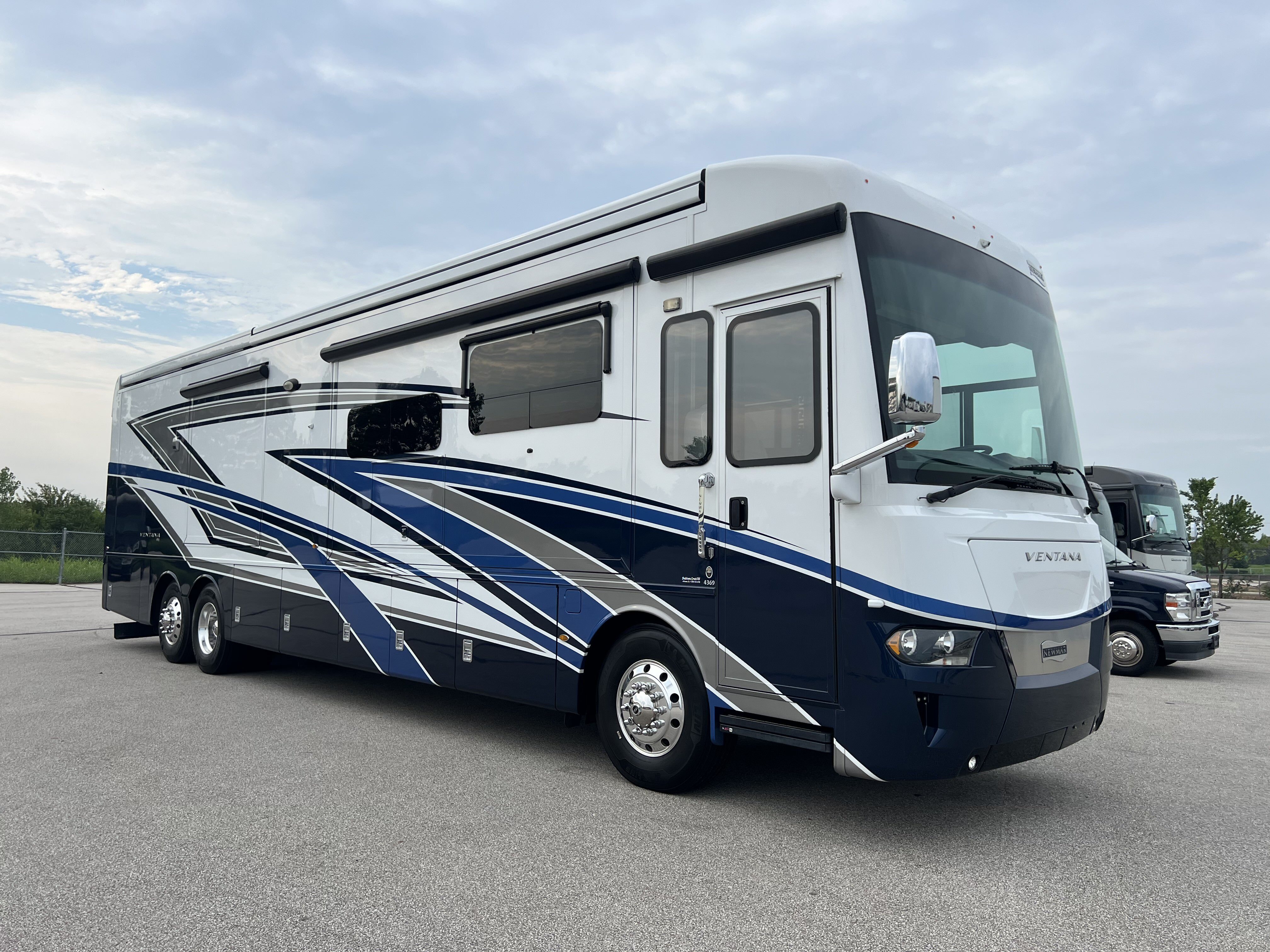 2022 Newmar Ventana 4369 in belton MO
