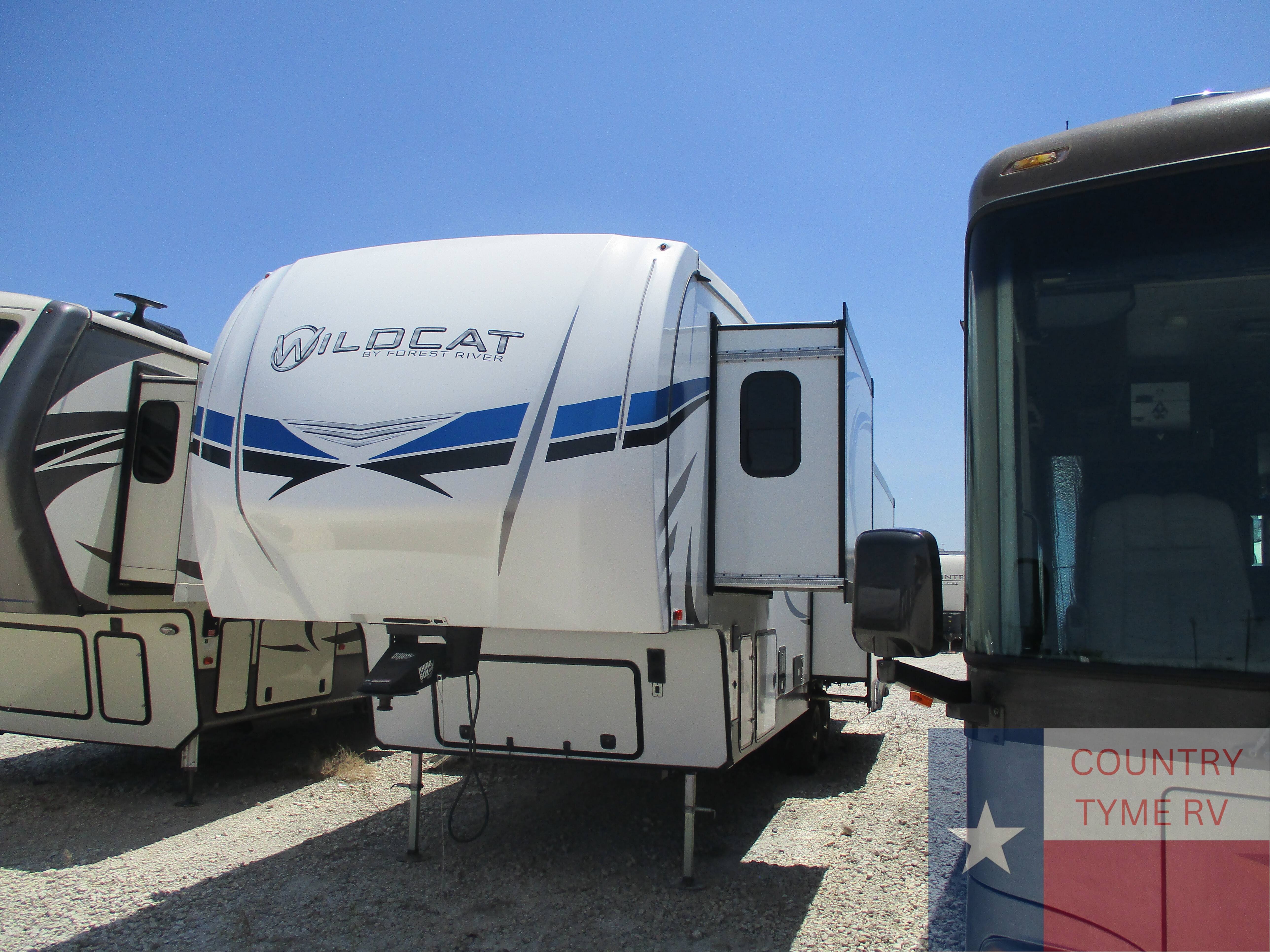 2022 Forest River Wildcat Fifth Wheel 333RLBS in georgetown TX