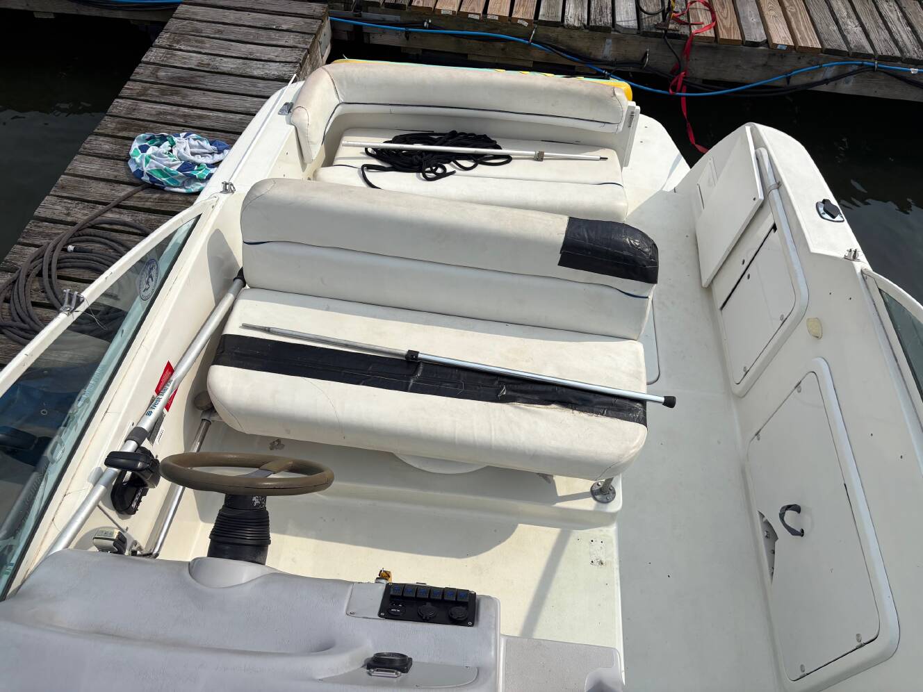 A photo of this 1995 Carver 250 EXPRESS