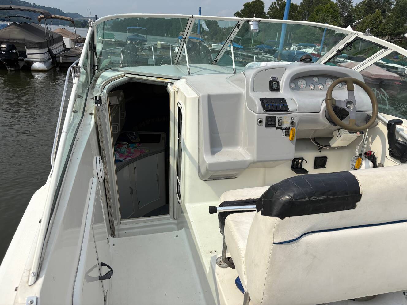 A photo of this 1995 Carver 250 EXPRESS
