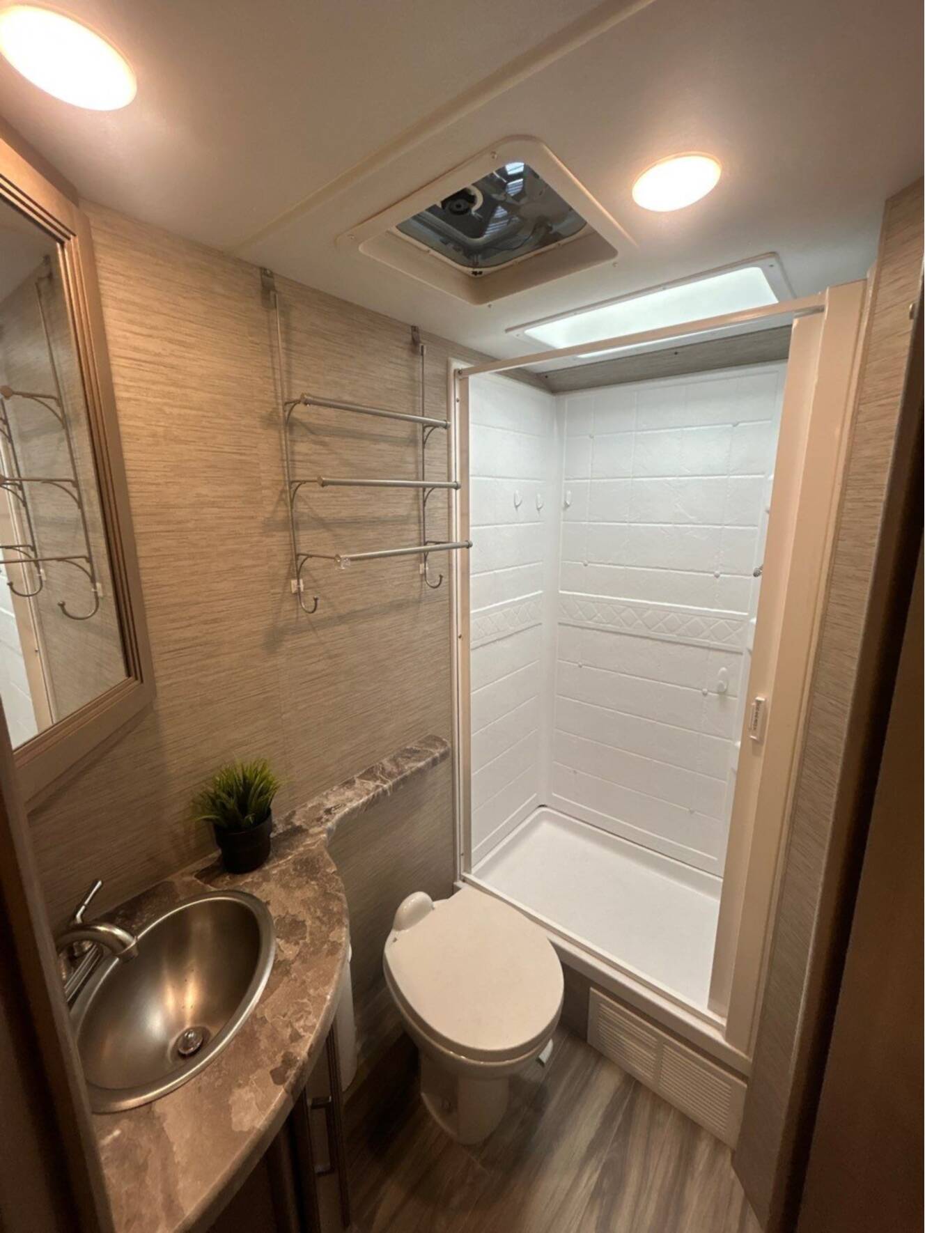 A photo of this 2023 Thor Motor Coach FOUR WINDS 22B