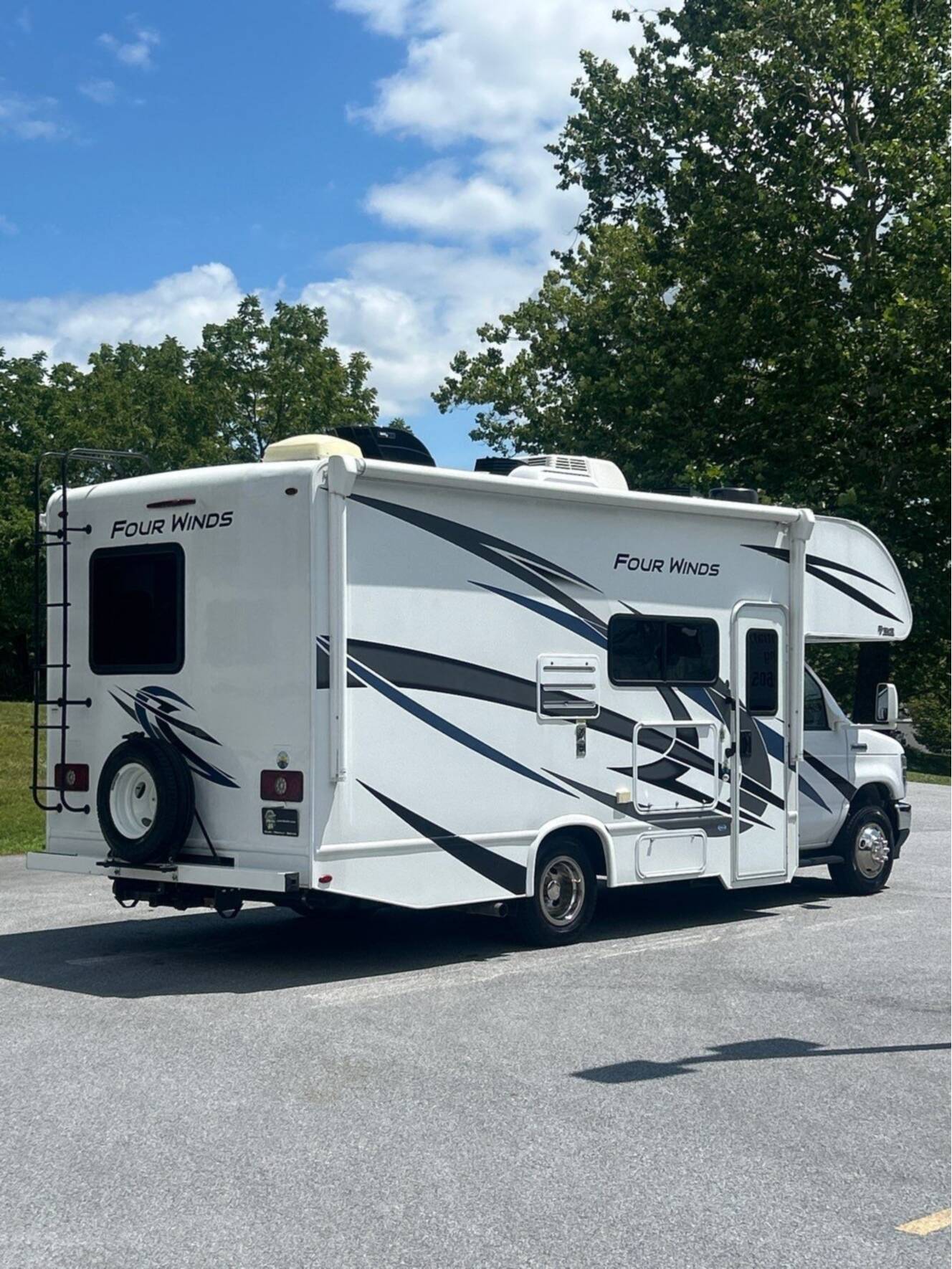 A photo of this 2023 Thor Motor Coach FOUR WINDS 22B