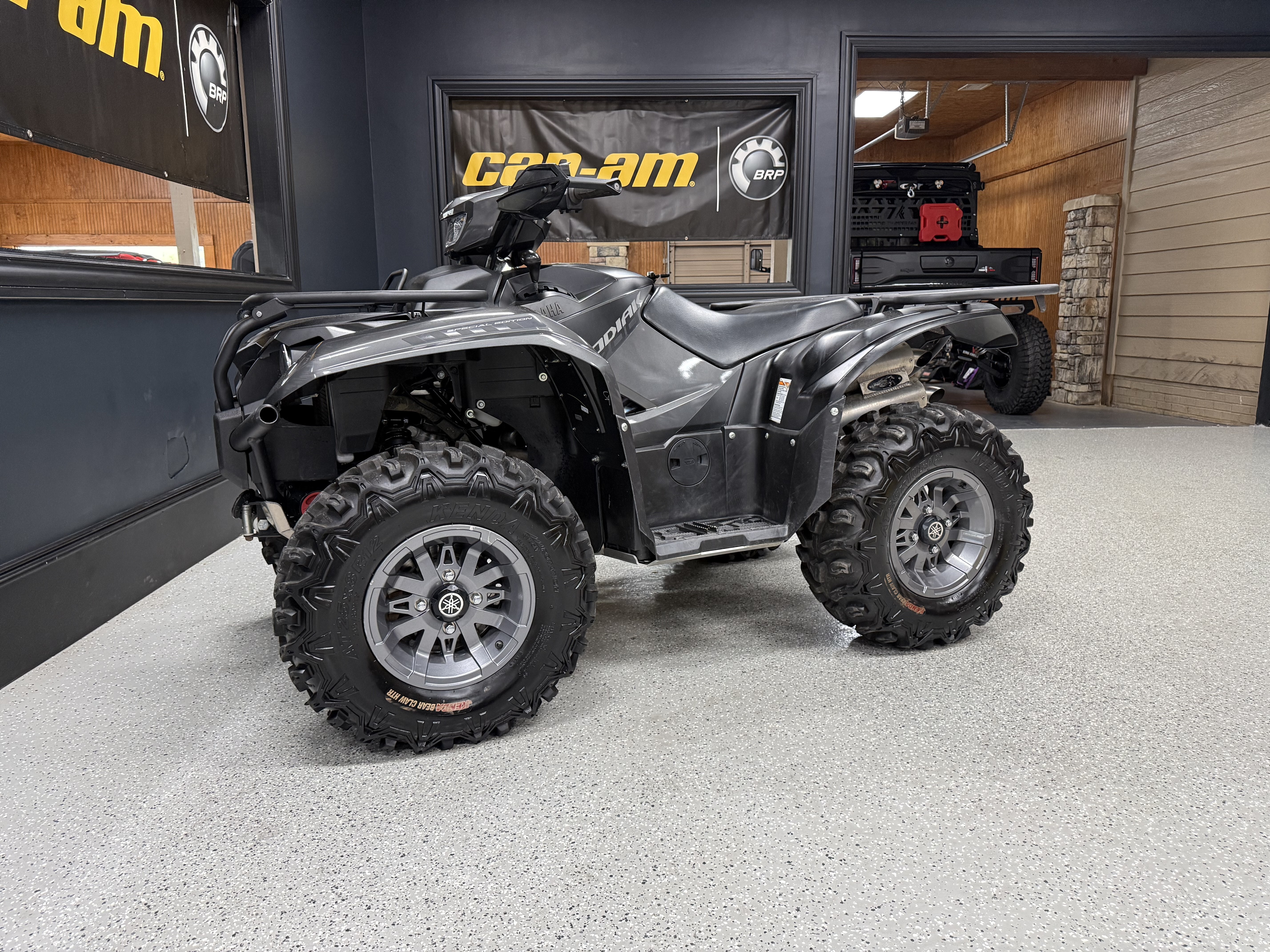 2023 Yamaha Kodiak 700 EPS SE in iron station NC