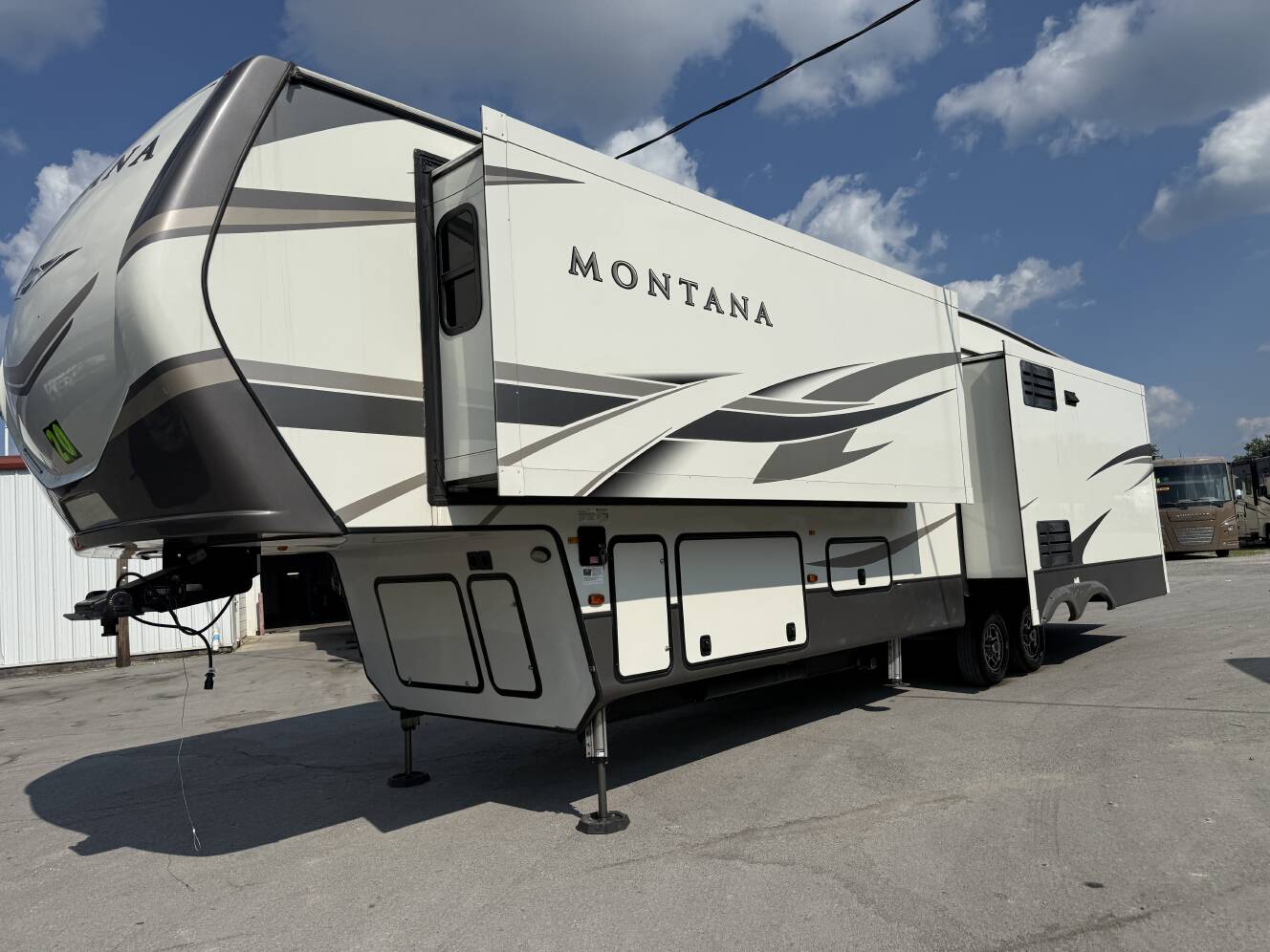 A photo of this 2020 Keystone MONTANA 3720RL