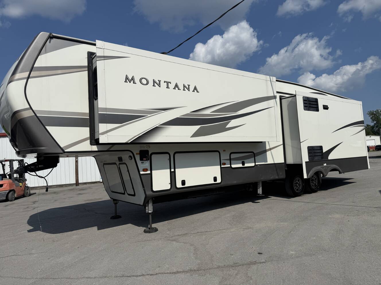 A photo of this 2020 Keystone MONTANA 3720RL