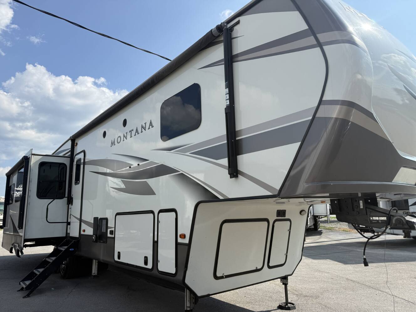 A photo of this 2020 Keystone MONTANA 3720RL
