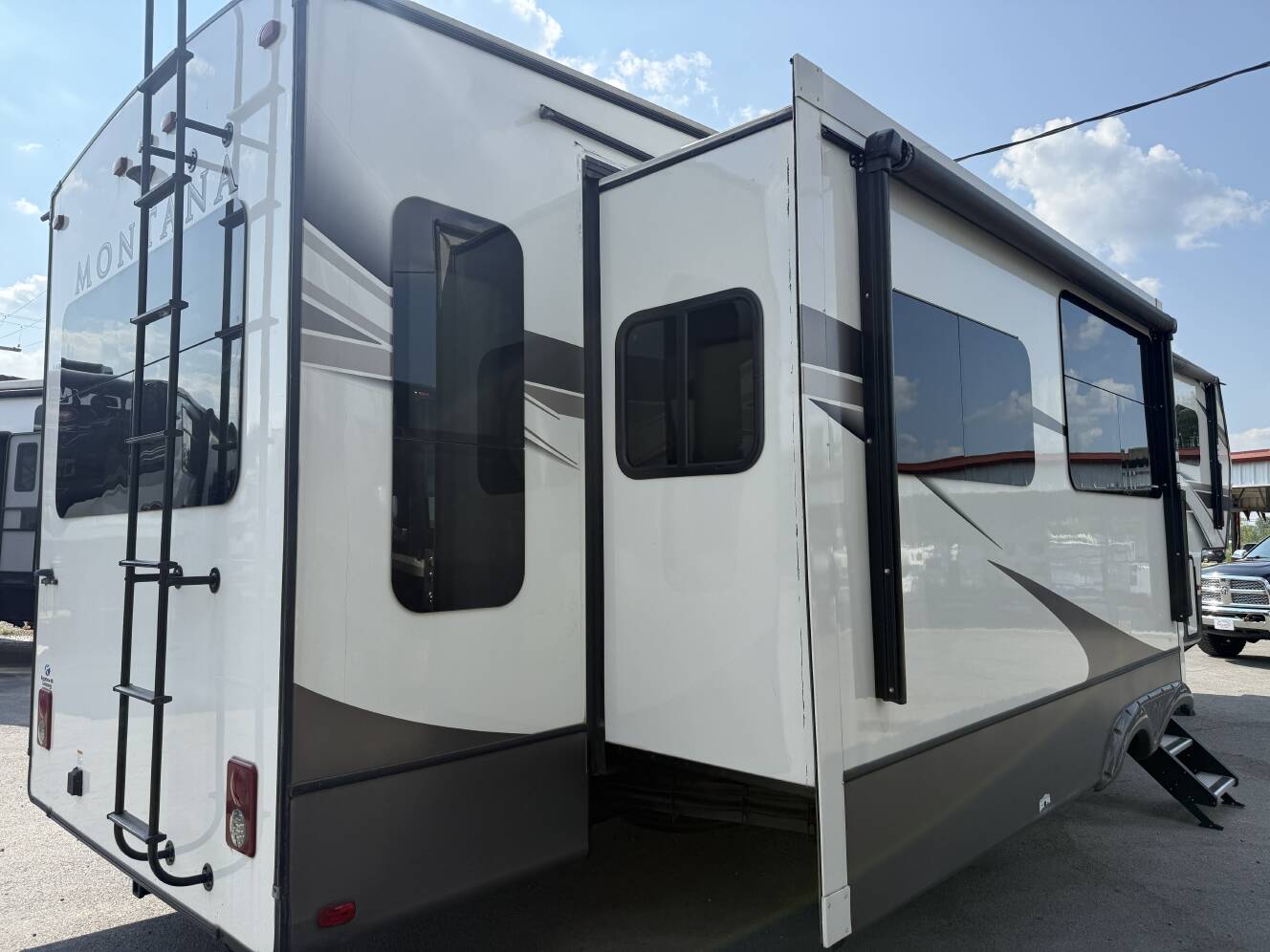 A photo of this 2020 Keystone MONTANA 3720RL