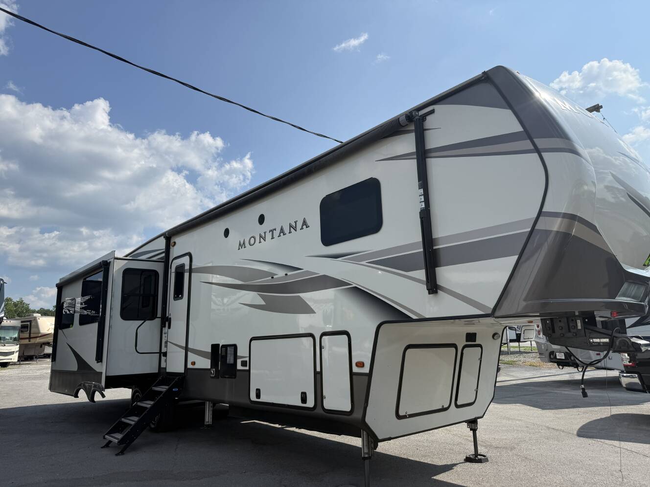 A photo of this 2020 Keystone MONTANA 3720RL