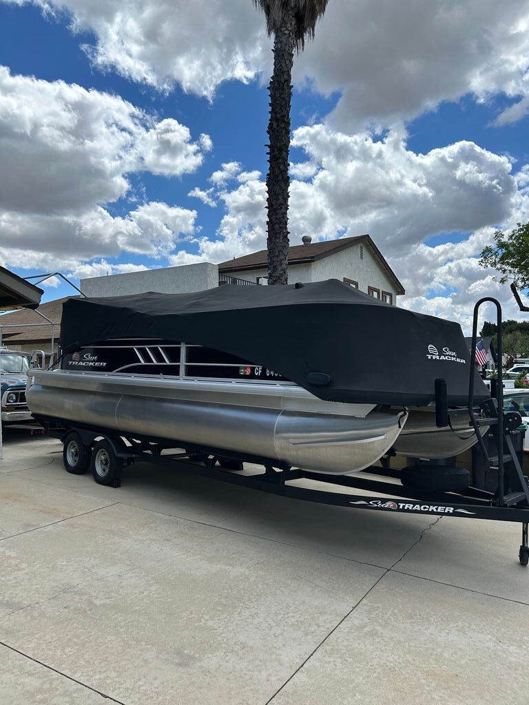 2022 Sun Tracker Party Barge 22 DLX in chino CA