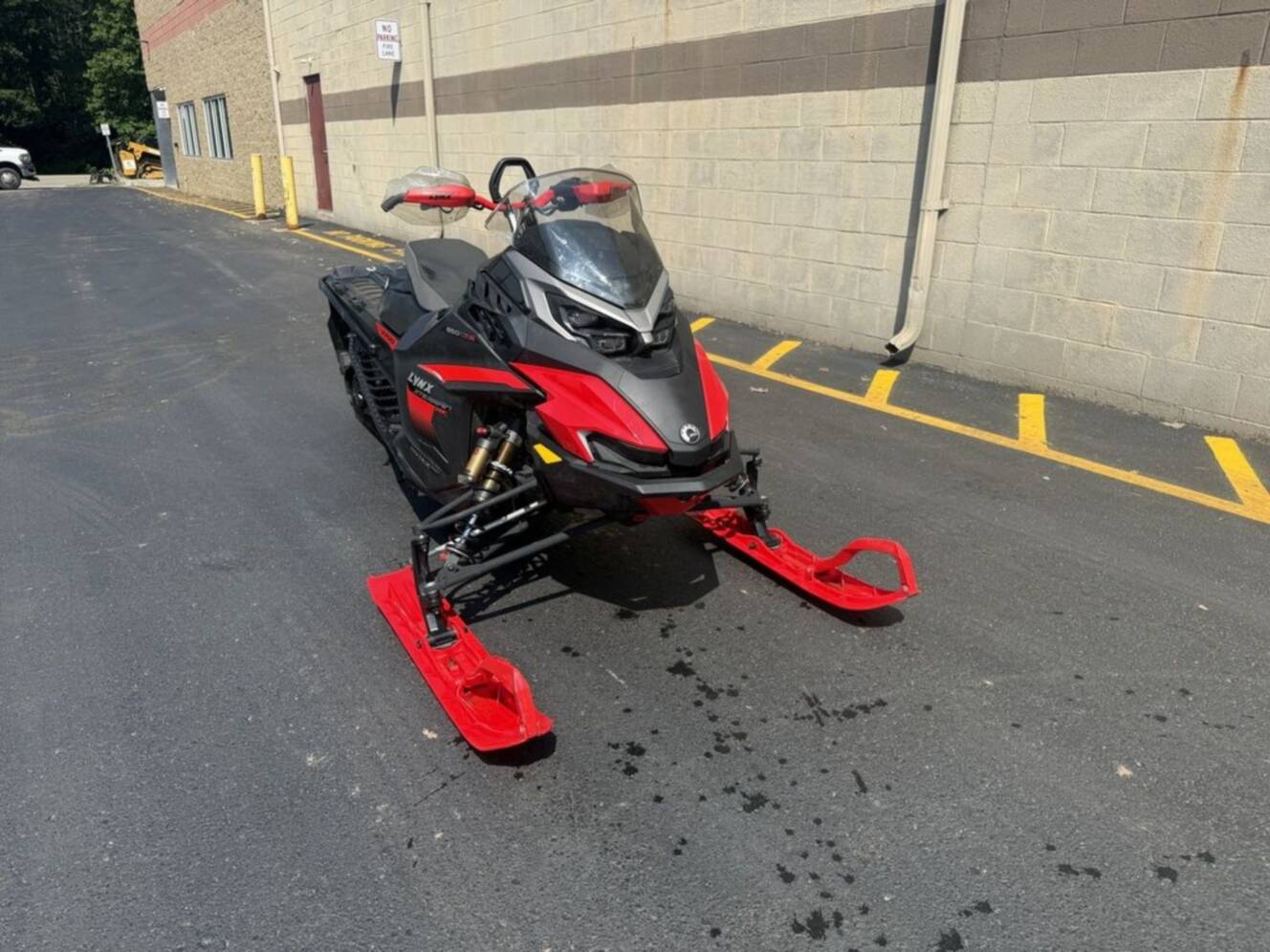 A photo of this 2025 Lynx® Xterrain RE 850 E-TEC_10.25in