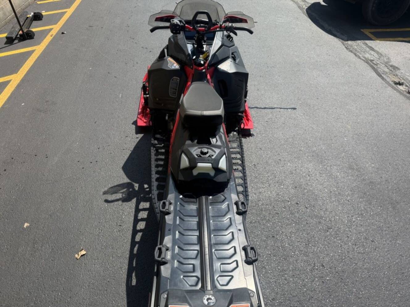 A photo of this 2025 Lynx® Xterrain RE 850 E-TEC_10.25in