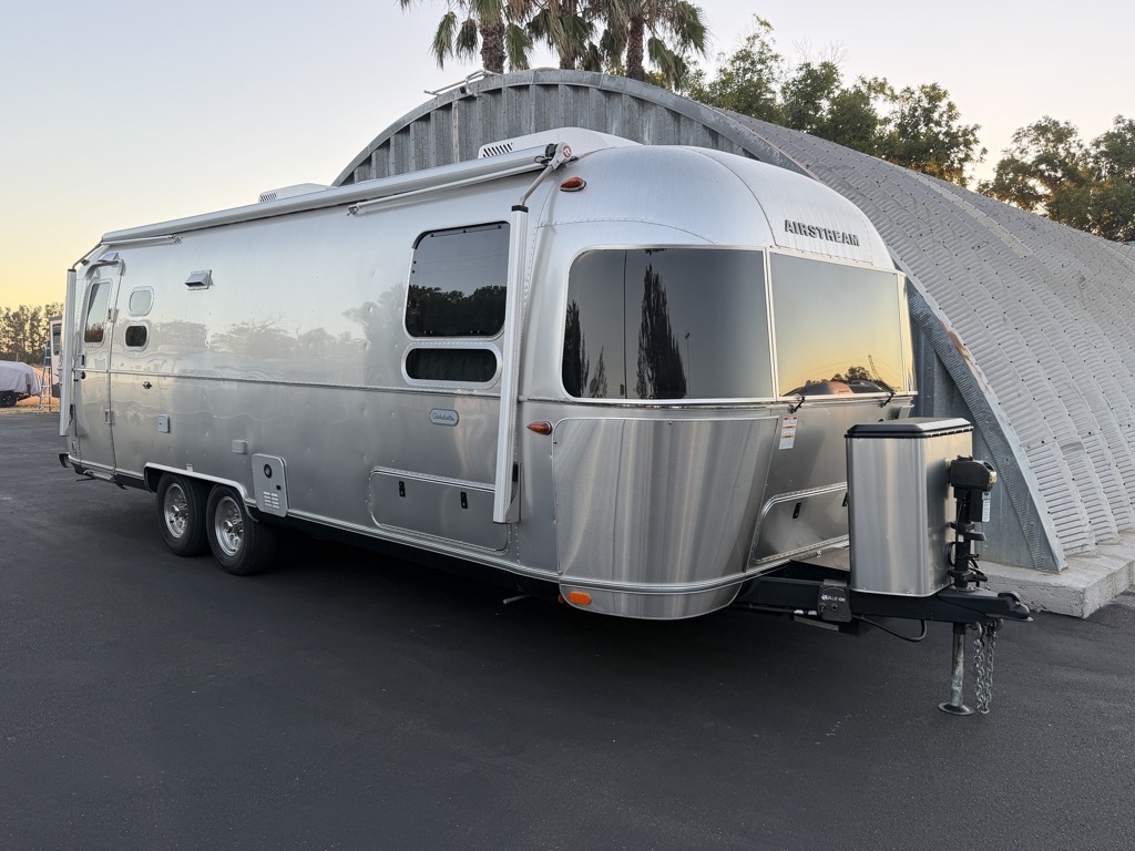 2023 Airstream GLOBETROTTER 27FB TWIN in winters CA