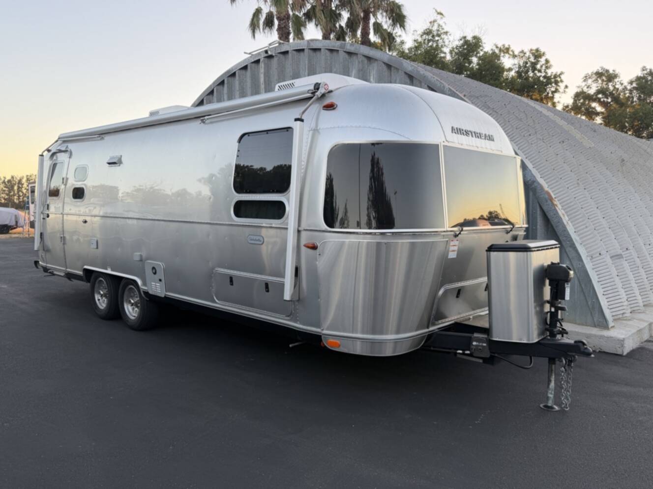 A photo of this 2023 Airstream GLOBETROTTER 27FB TWIN