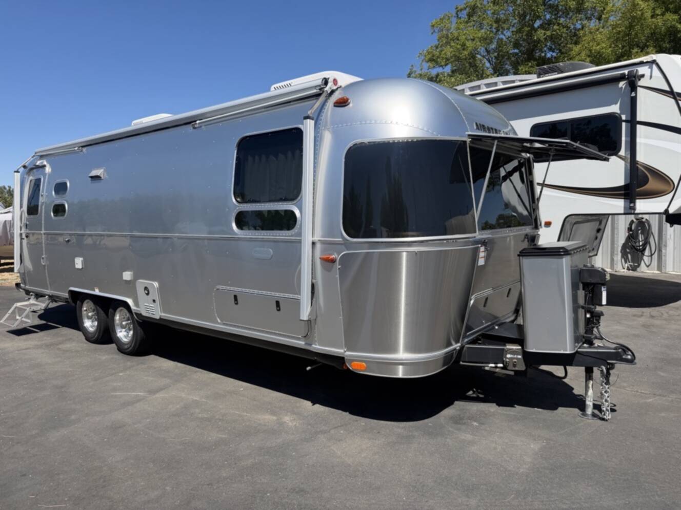 A photo of this 2023 Airstream GLOBETROTTER 27FB TWIN