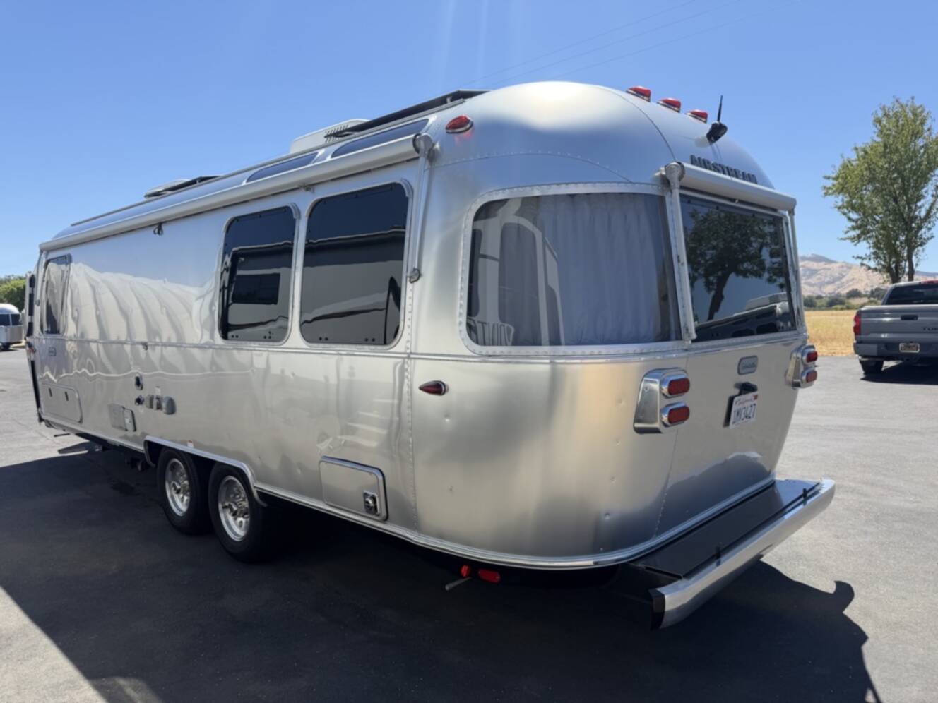 A photo of this 2023 Airstream GLOBETROTTER 27FB TWIN