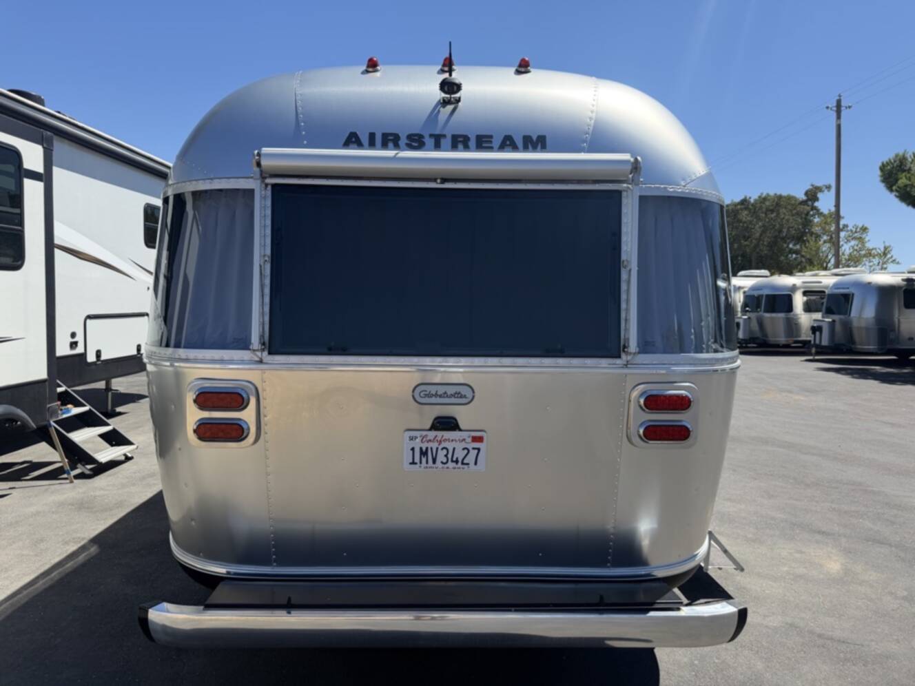 A photo of this 2023 Airstream GLOBETROTTER 27FB TWIN