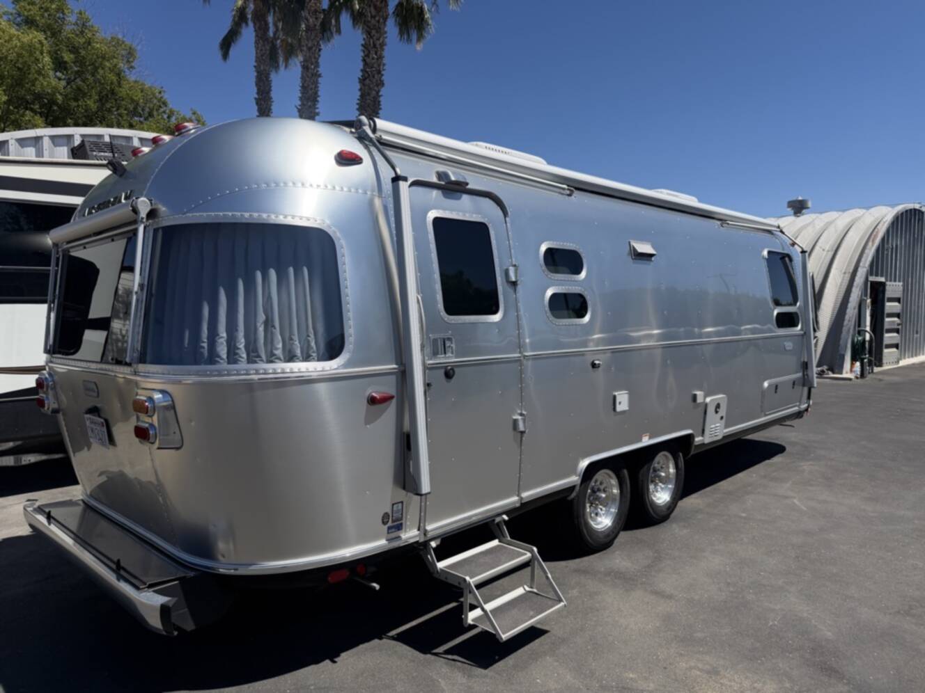 A photo of this 2023 Airstream GLOBETROTTER 27FB TWIN