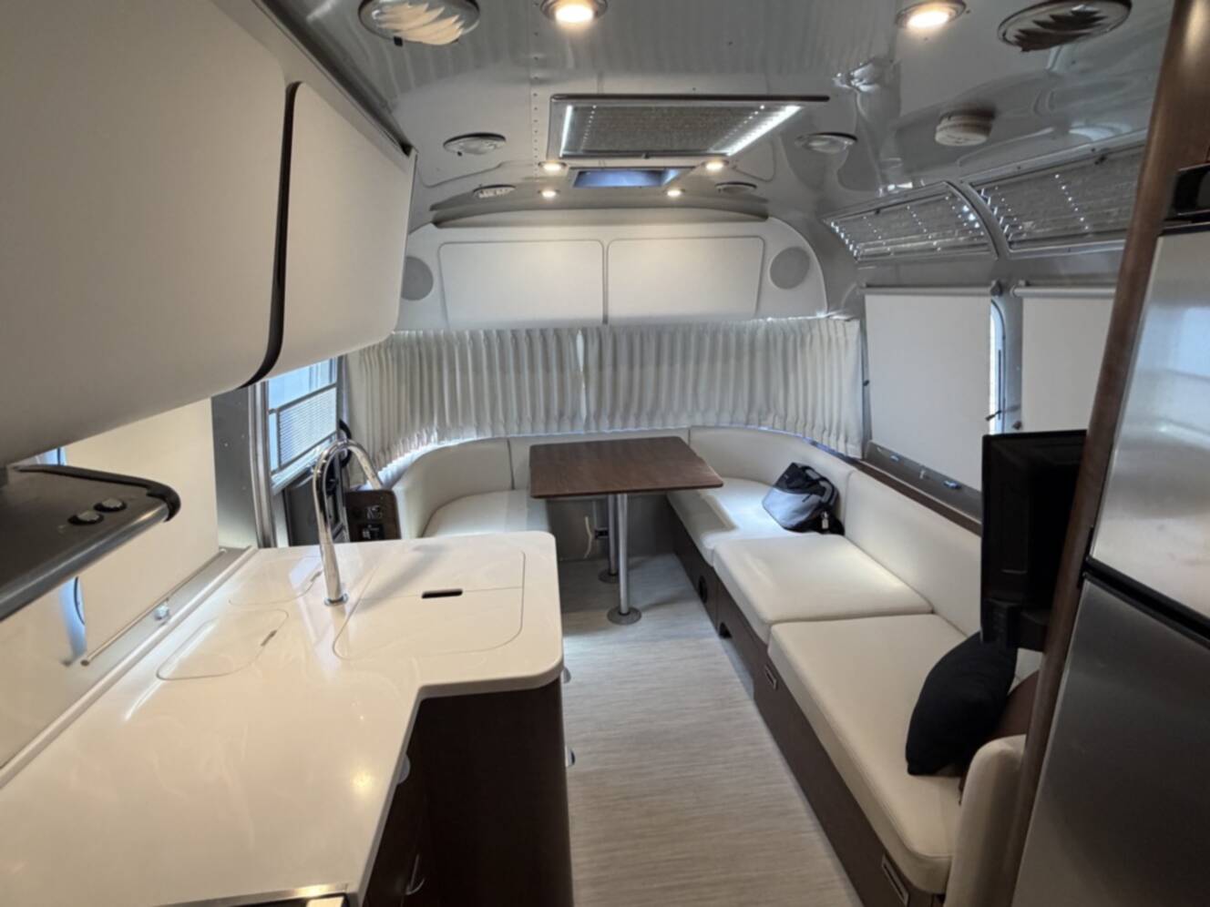 A photo of this 2023 Airstream GLOBETROTTER 27FB TWIN
