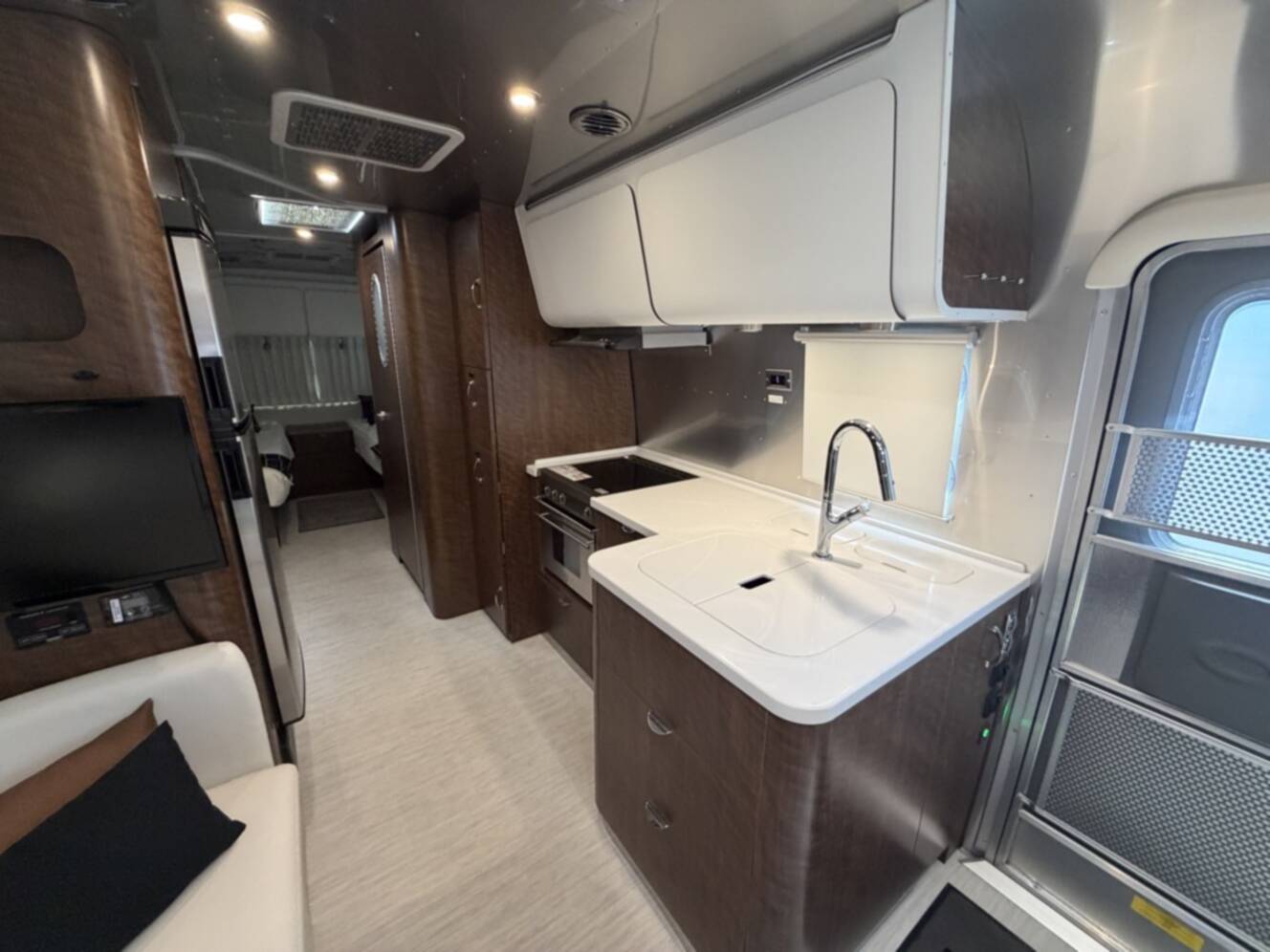 A photo of this 2023 Airstream GLOBETROTTER 27FB TWIN