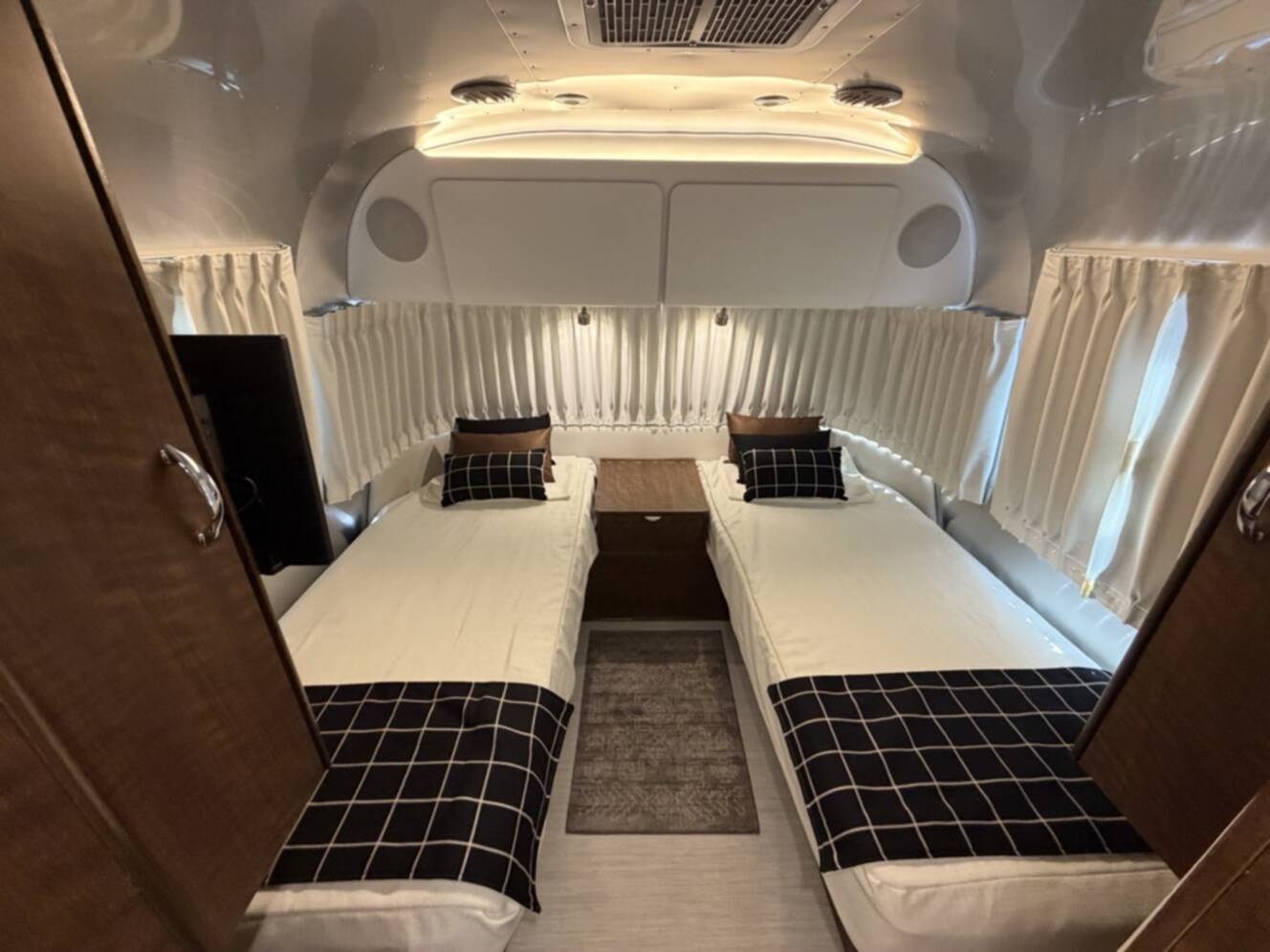 A photo of this 2023 Airstream GLOBETROTTER 27FB TWIN
