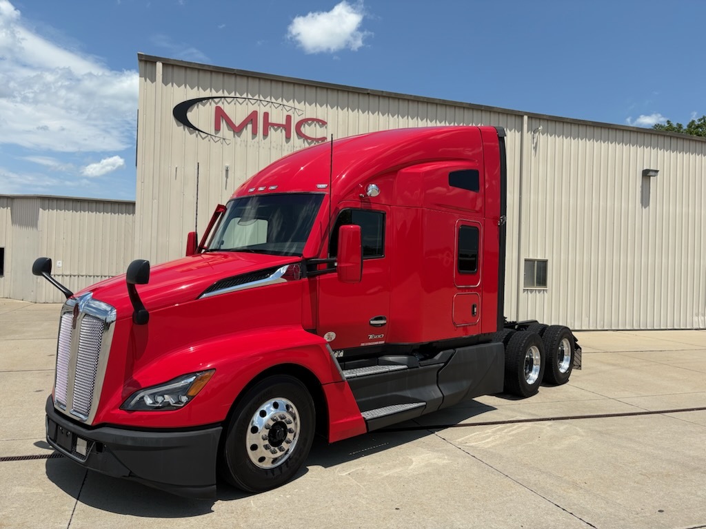 2023 KENWORTH T680 in Leawood, KS