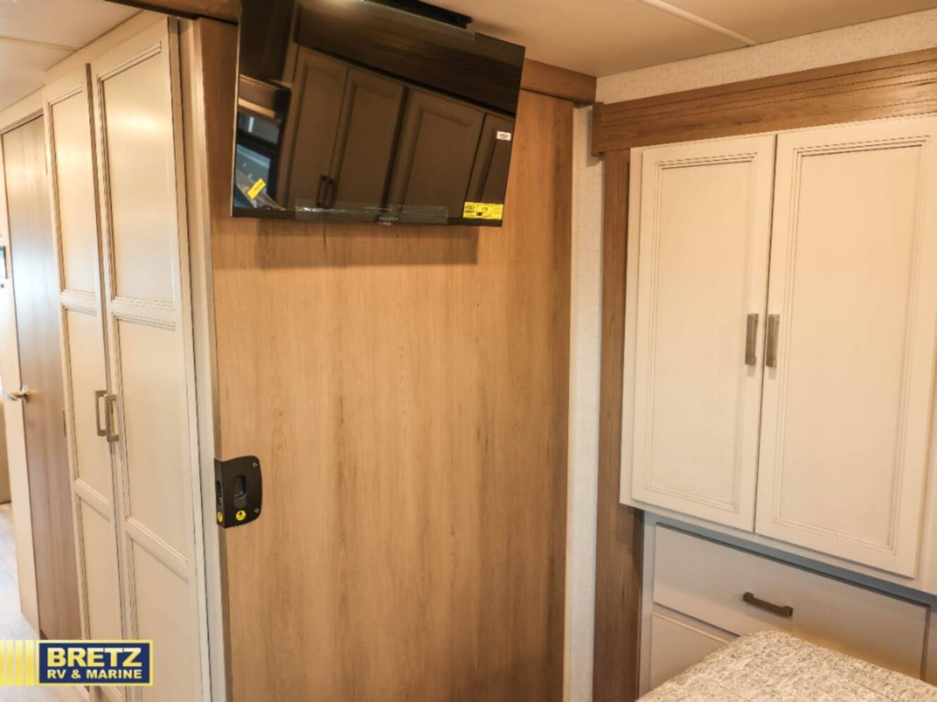 A photo of this 2027 Thor Motor Coach Palazzo GT 33.6