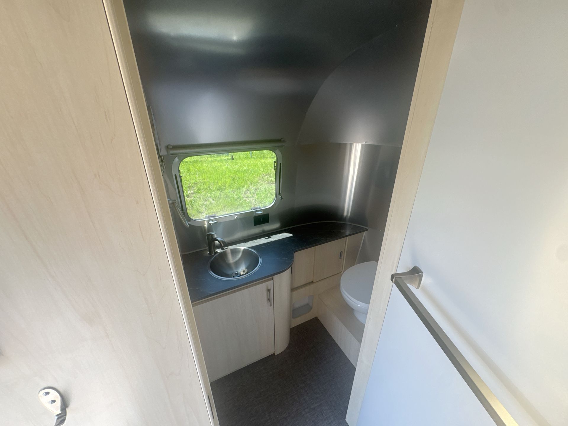 2024 Airstream Flying Cloud 28RB in woodford VA