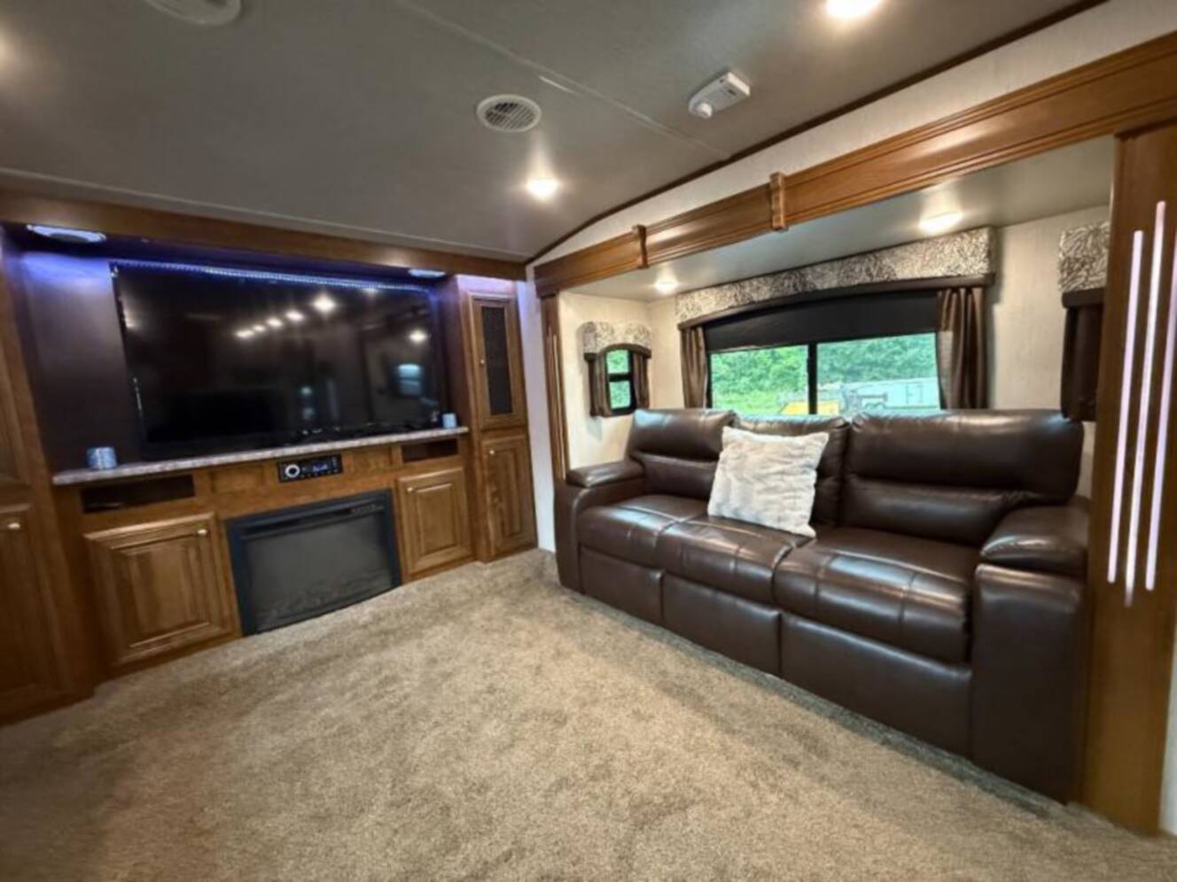 A photo of this 2019 Heartland Bighorn 39FL