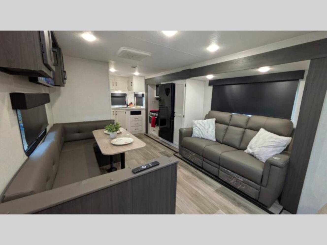 A photo of this 2025 Venture Rv Stratus SR221VRK