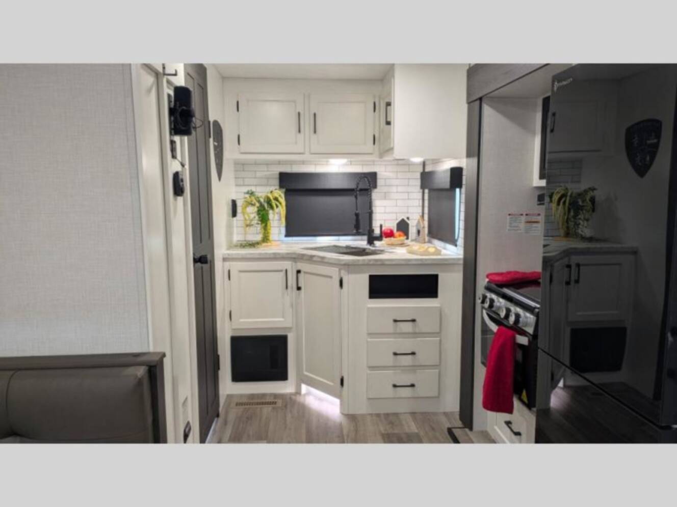 A photo of this 2025 Venture Rv Stratus SR221VRK