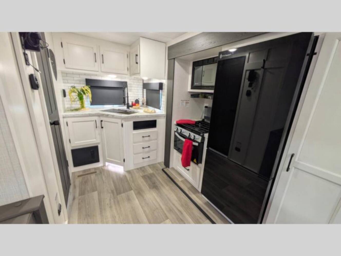 A photo of this 2025 Venture Rv Stratus SR221VRK
