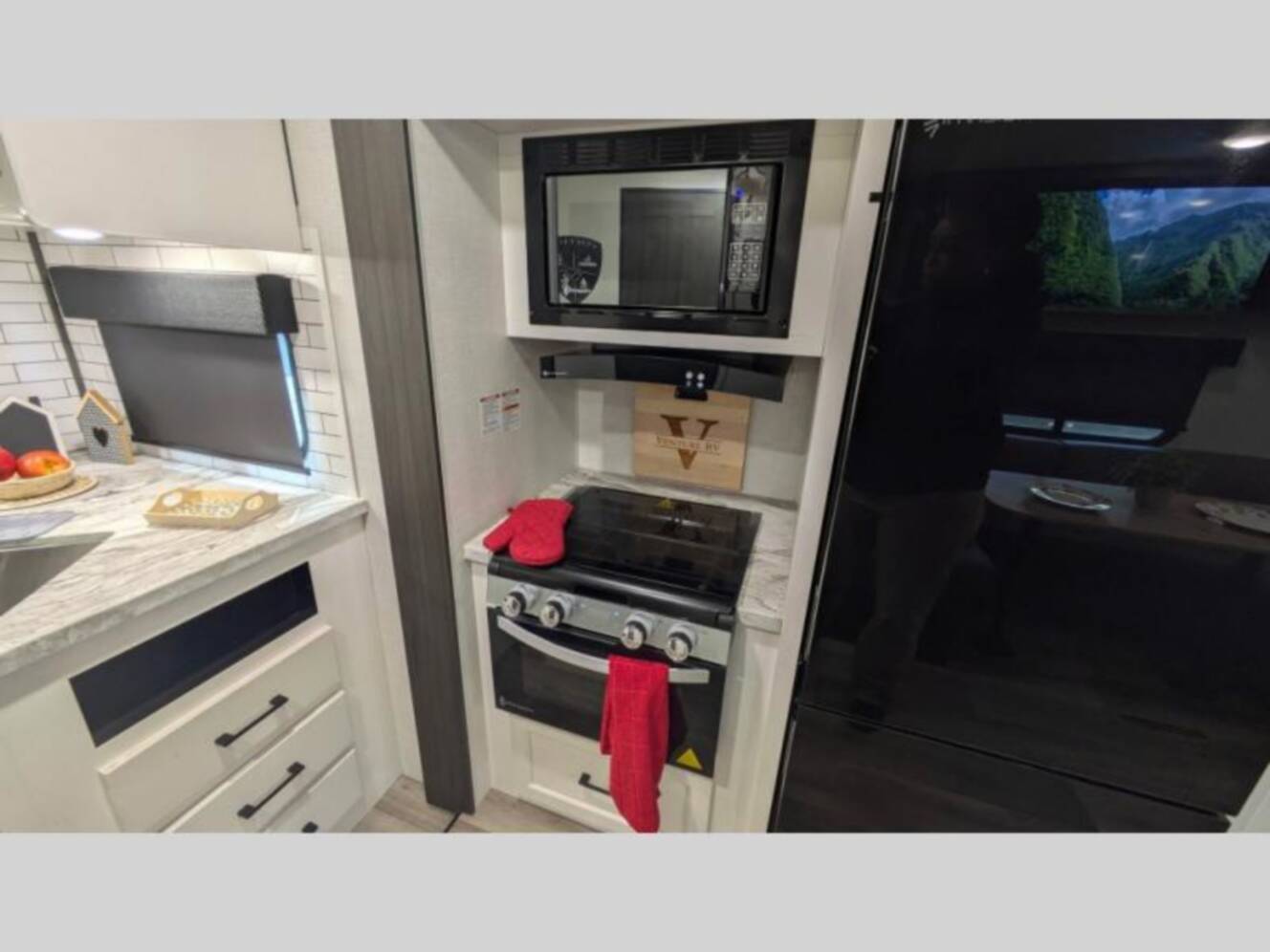 A photo of this 2025 Venture Rv Stratus SR221VRK
