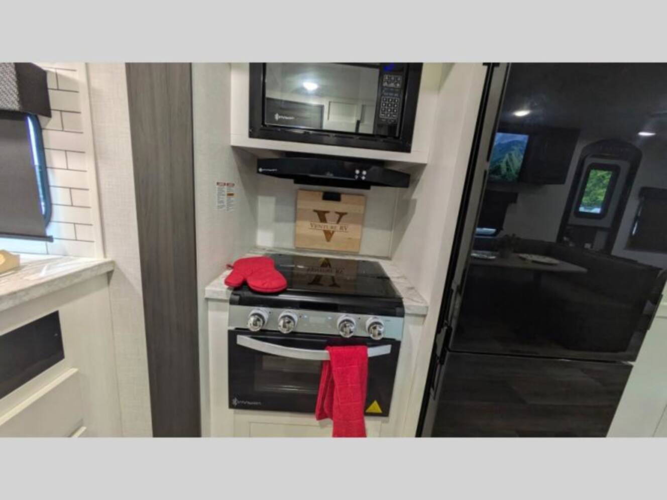 A photo of this 2025 Venture Rv Stratus SR221VRK