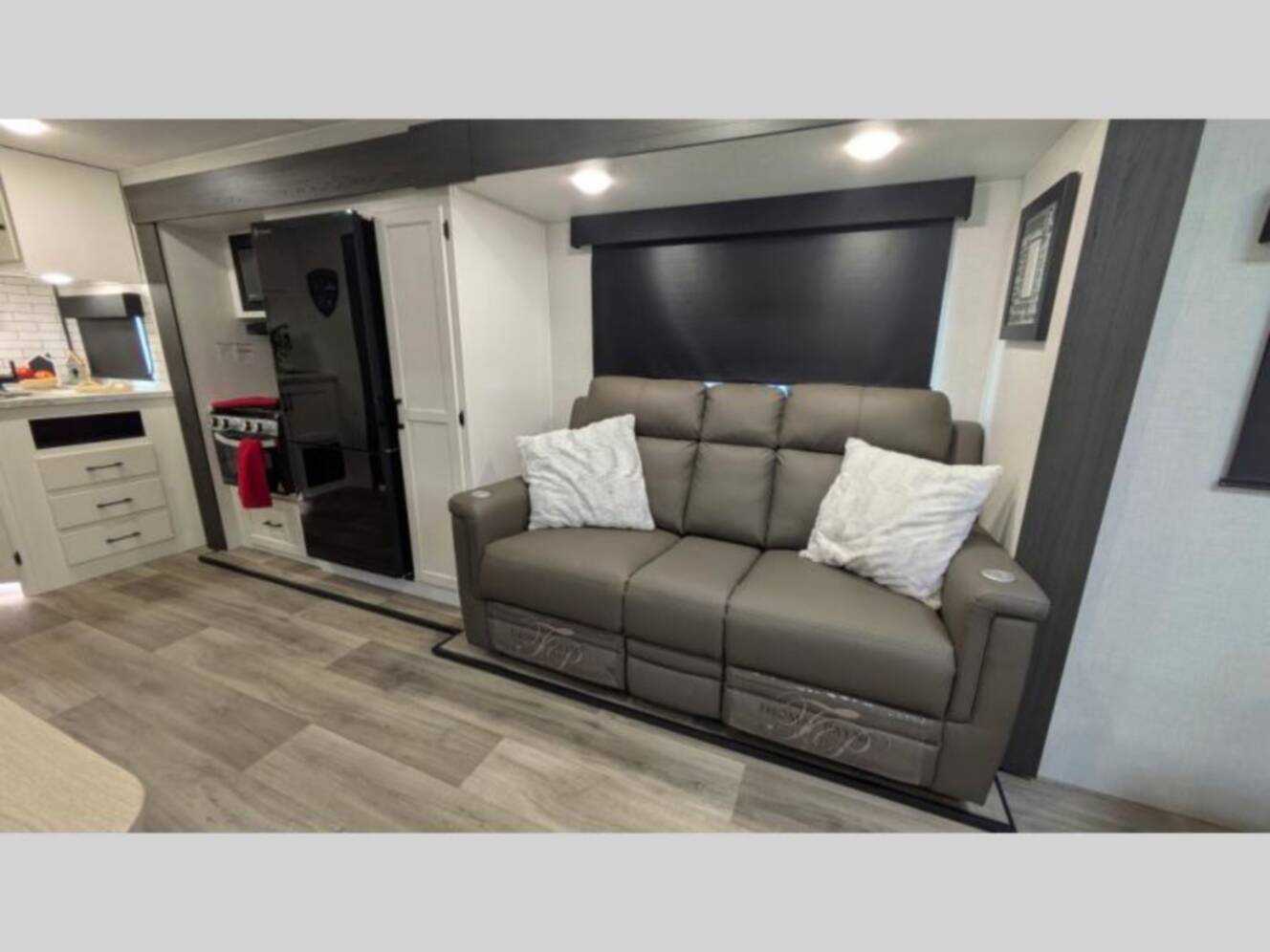 A photo of this 2025 Venture Rv Stratus SR221VRK