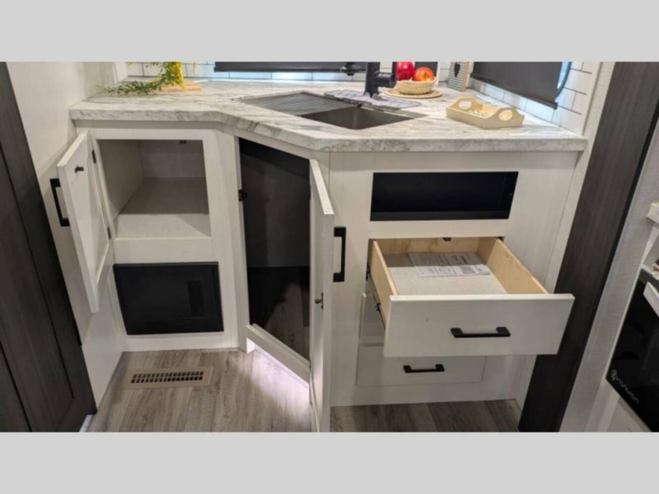 A photo of this 2025 Venture Rv Stratus SR221VRK