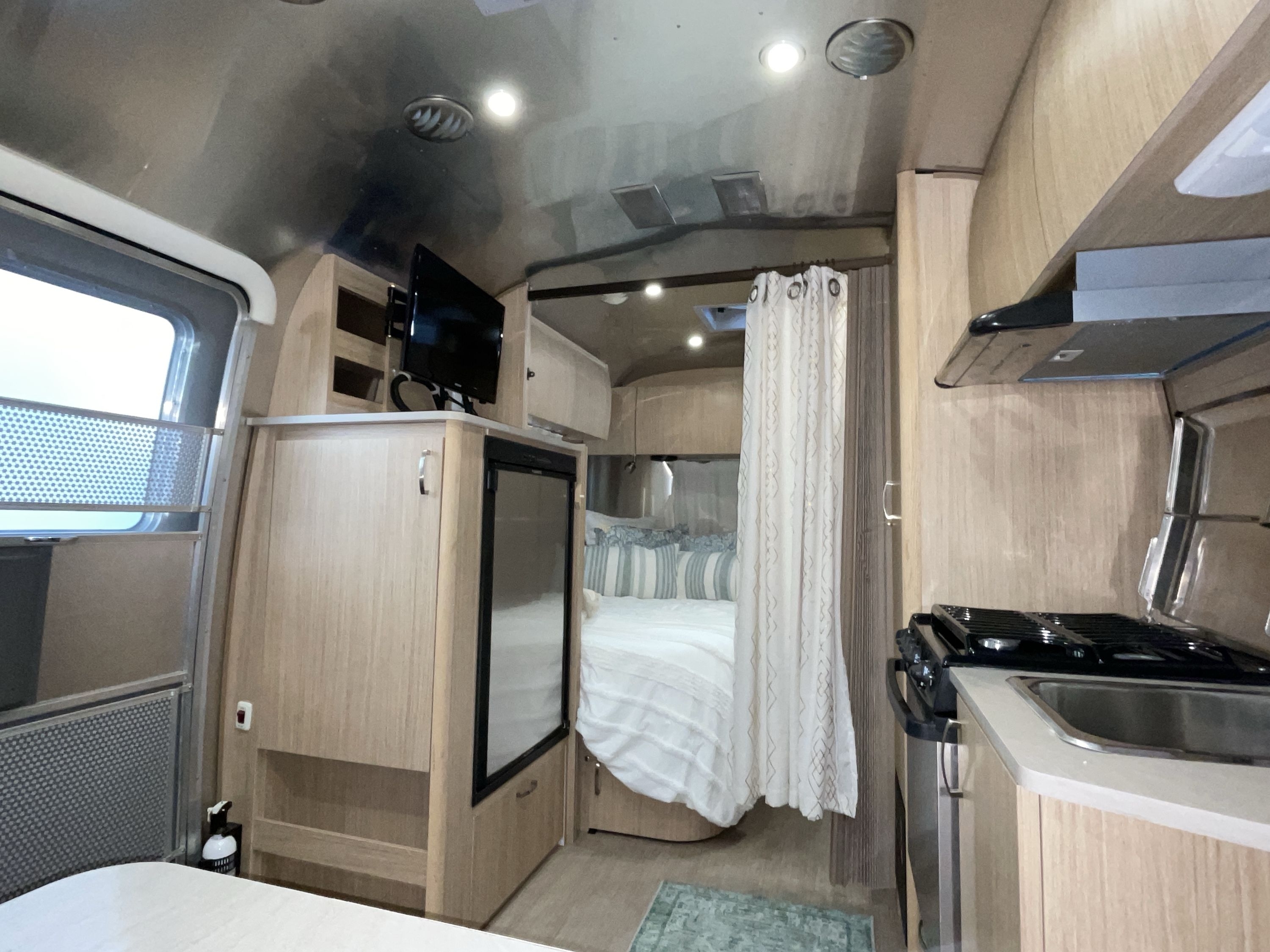 2018 Airstream FLYING CLOUD 19CB in golden CO