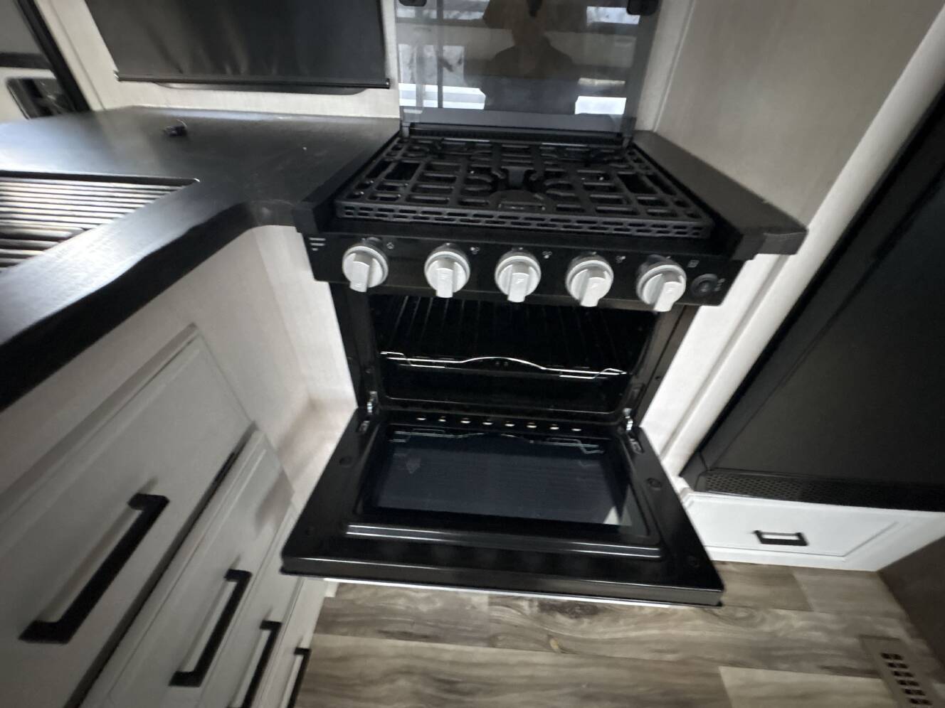 A photo of this 2024 Venture Rv STRATUS 291VQB
