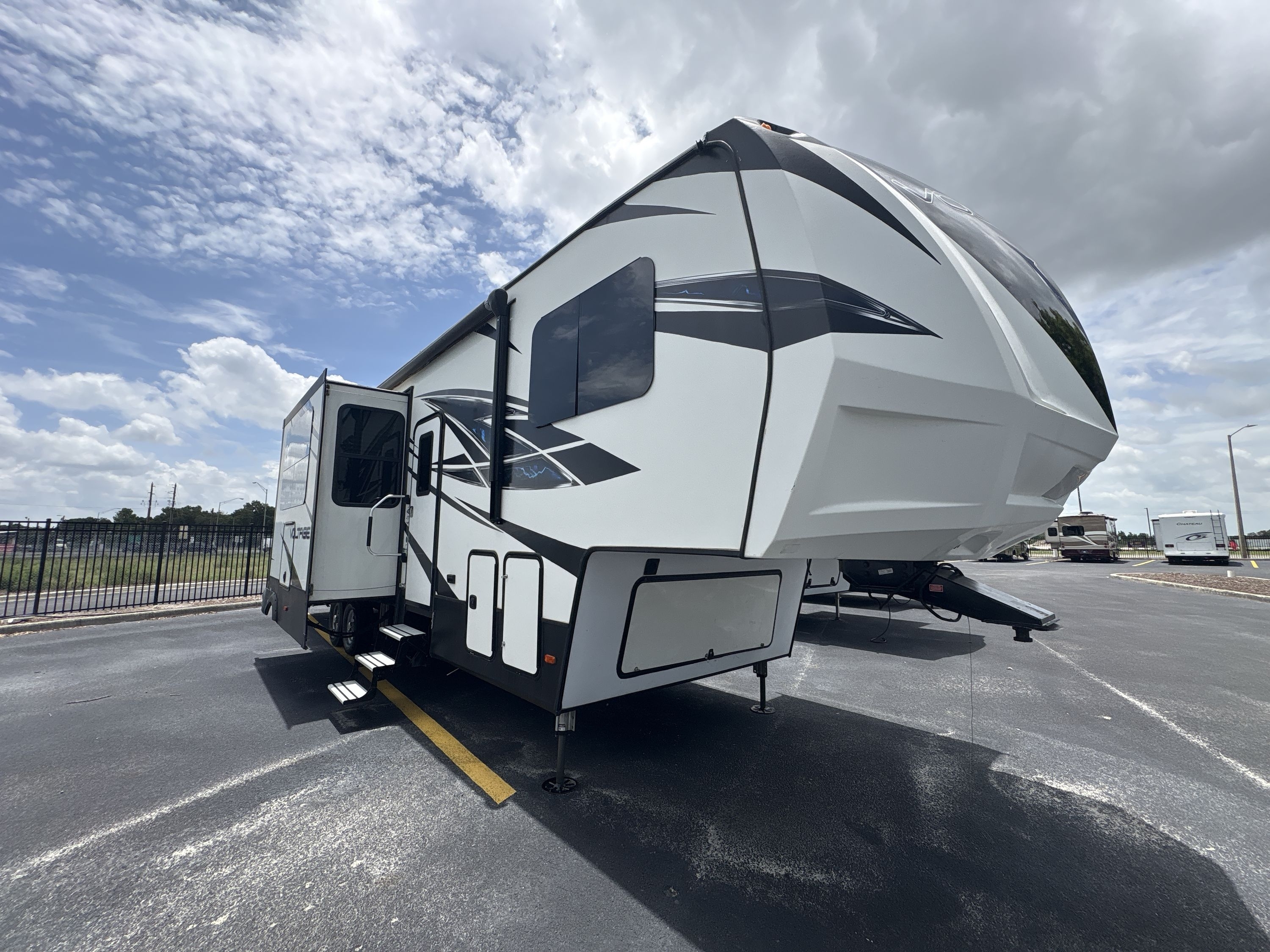 2019 Dutchmen VOLTAGE 3655 in bartow FL