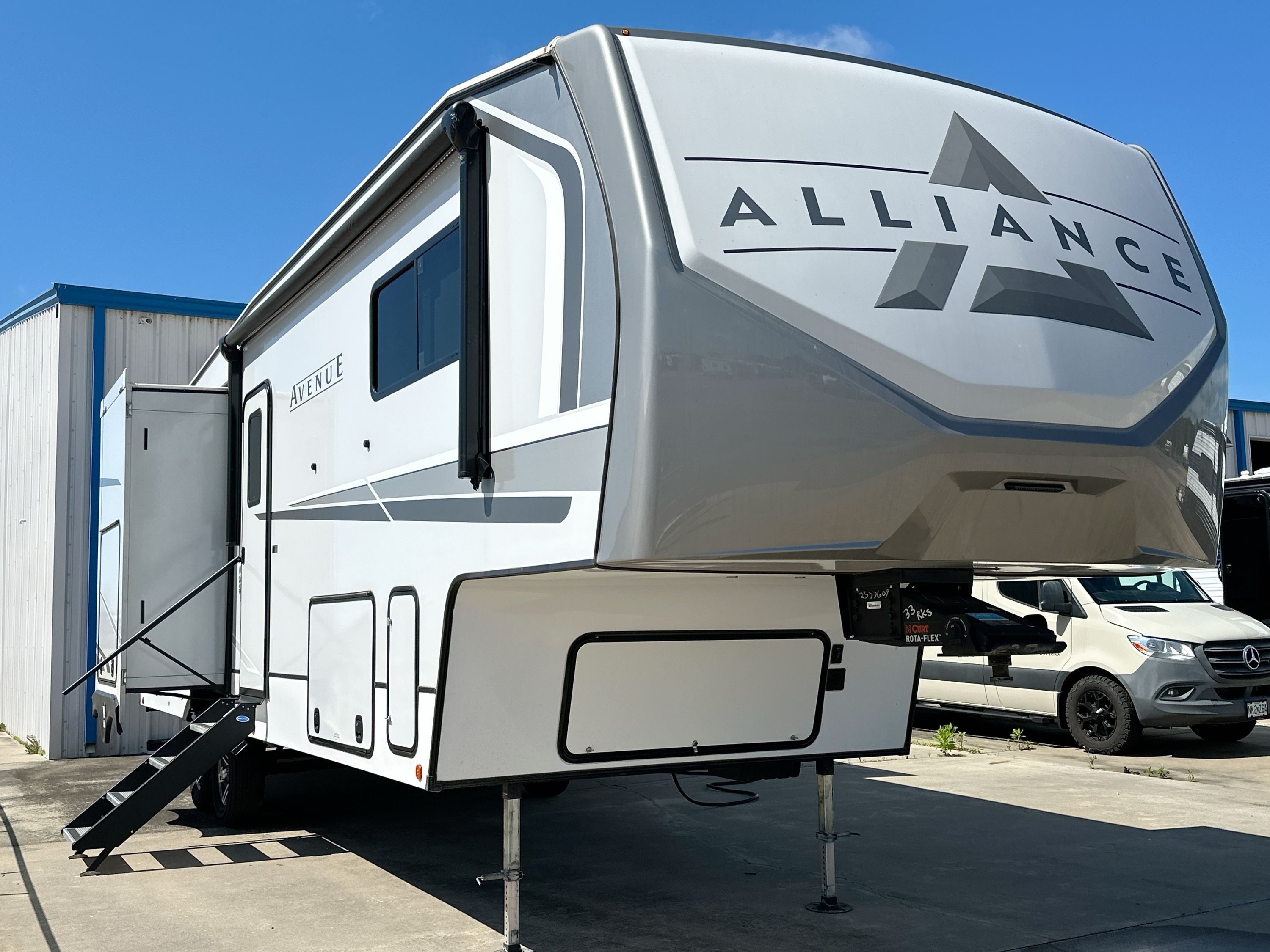 2024 Alliance AVENUE 33RKS RV