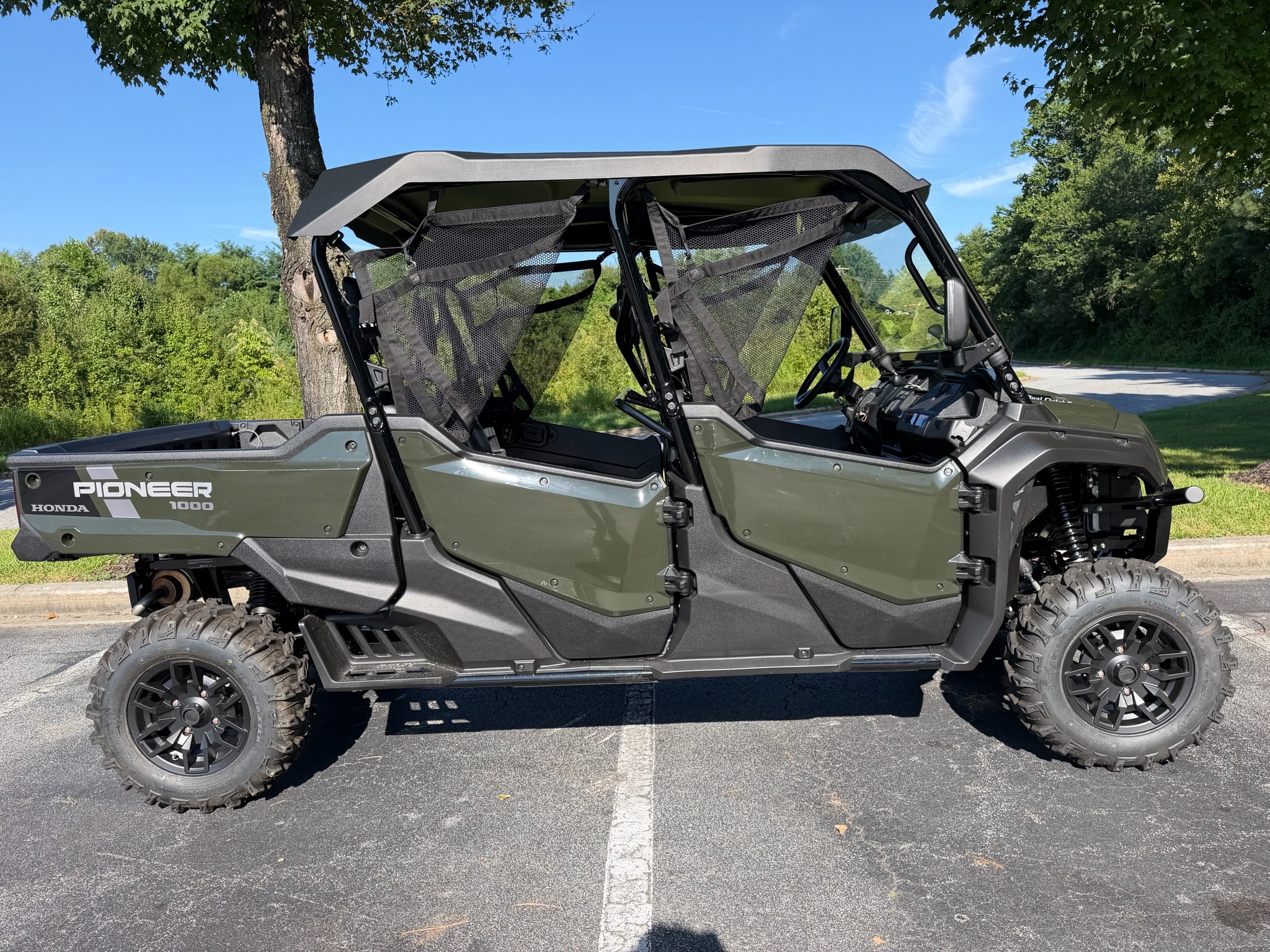 2025 Honda Pioneer 1000-6 Deluxe Crew in hendersonville NC