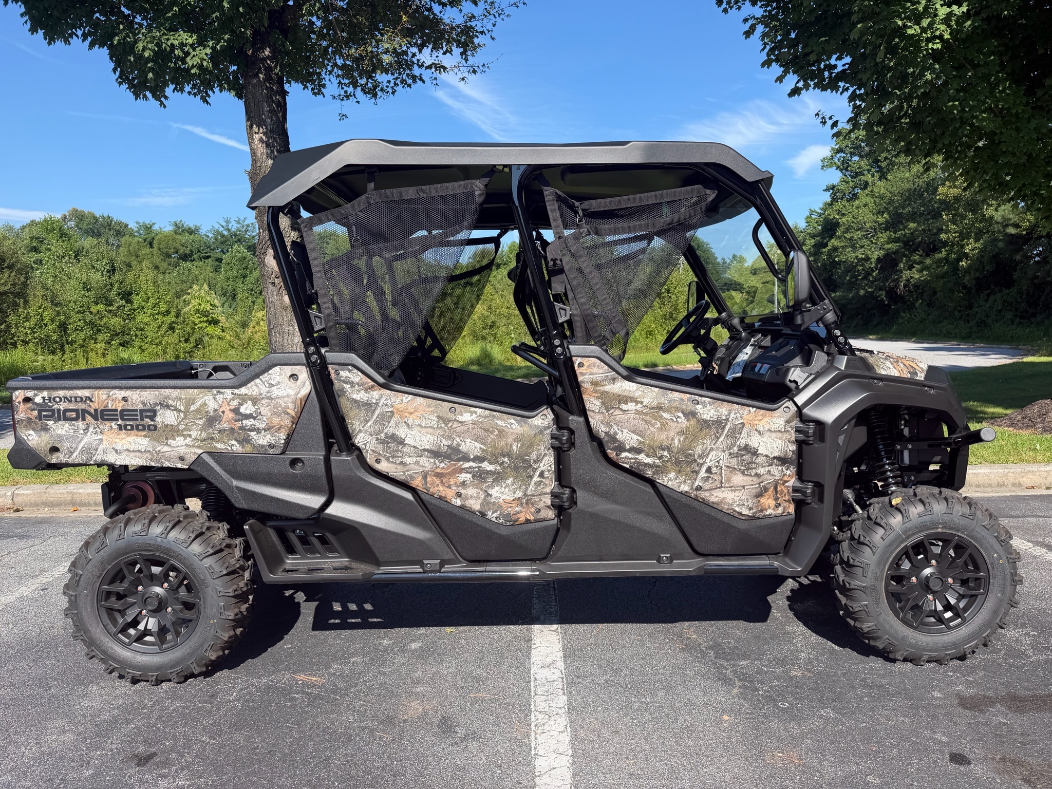 2025 Honda Pioneer 1000-6 Deluxe Crew in hendersonville NC