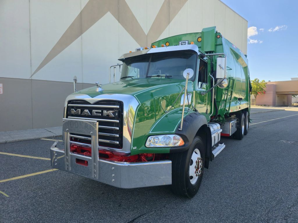 2013 Mack GU813 in Linden, NJ