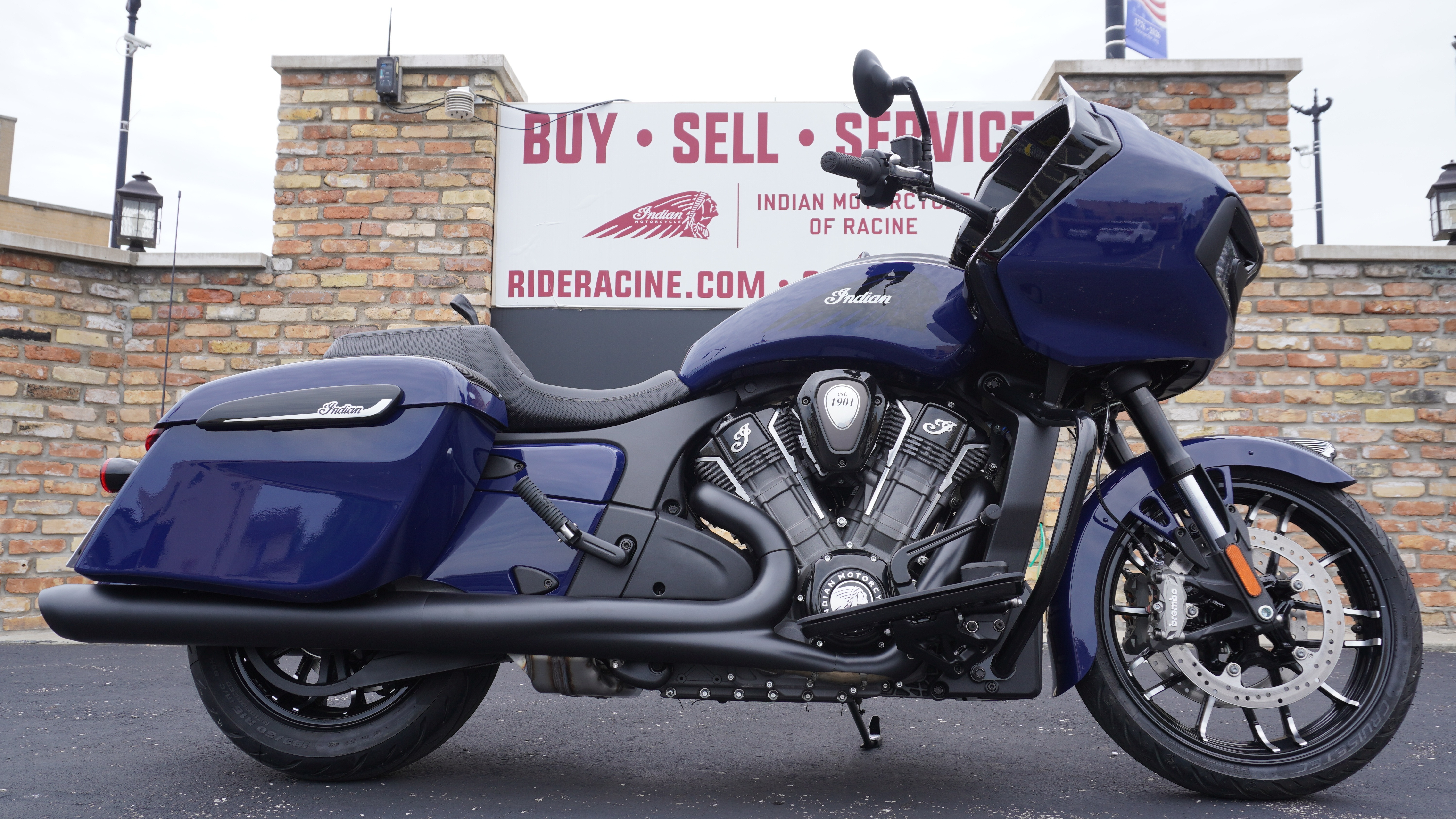 2025 Indian Motorcycle Challenger® Dark Horse® with PowerBand Audio Package DARK HORSE WITH POWERBAND AUDIO PACKAGE in Racine, WI