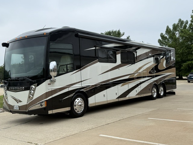 2013 Winnebago TOUR 42QD in champaign IL