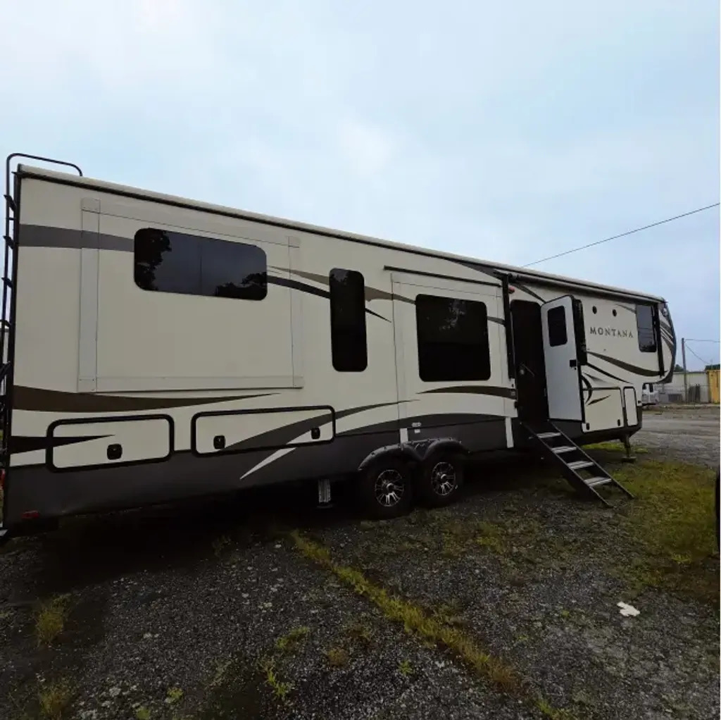 2017 Keystone Montana 3790RD in plainfield CT
