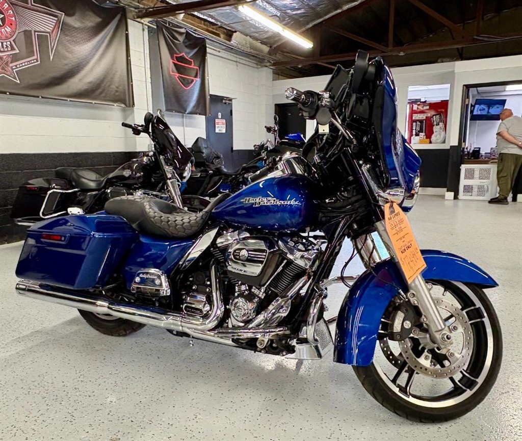 2017 Harley-Davidson Flhxs Street Glide BASE in Belmont, NC
