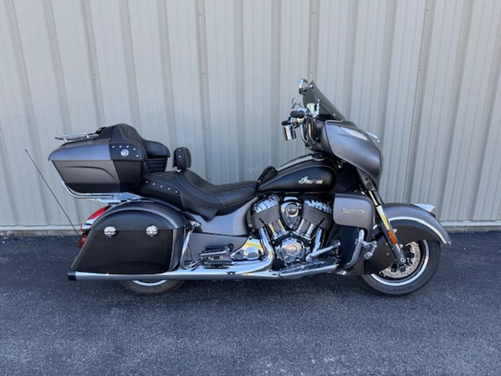 2019 Indian Motorcycle® Roadmaster® Steel Gray Smoke / Thunder Black Smoke in Bridgeport, WV