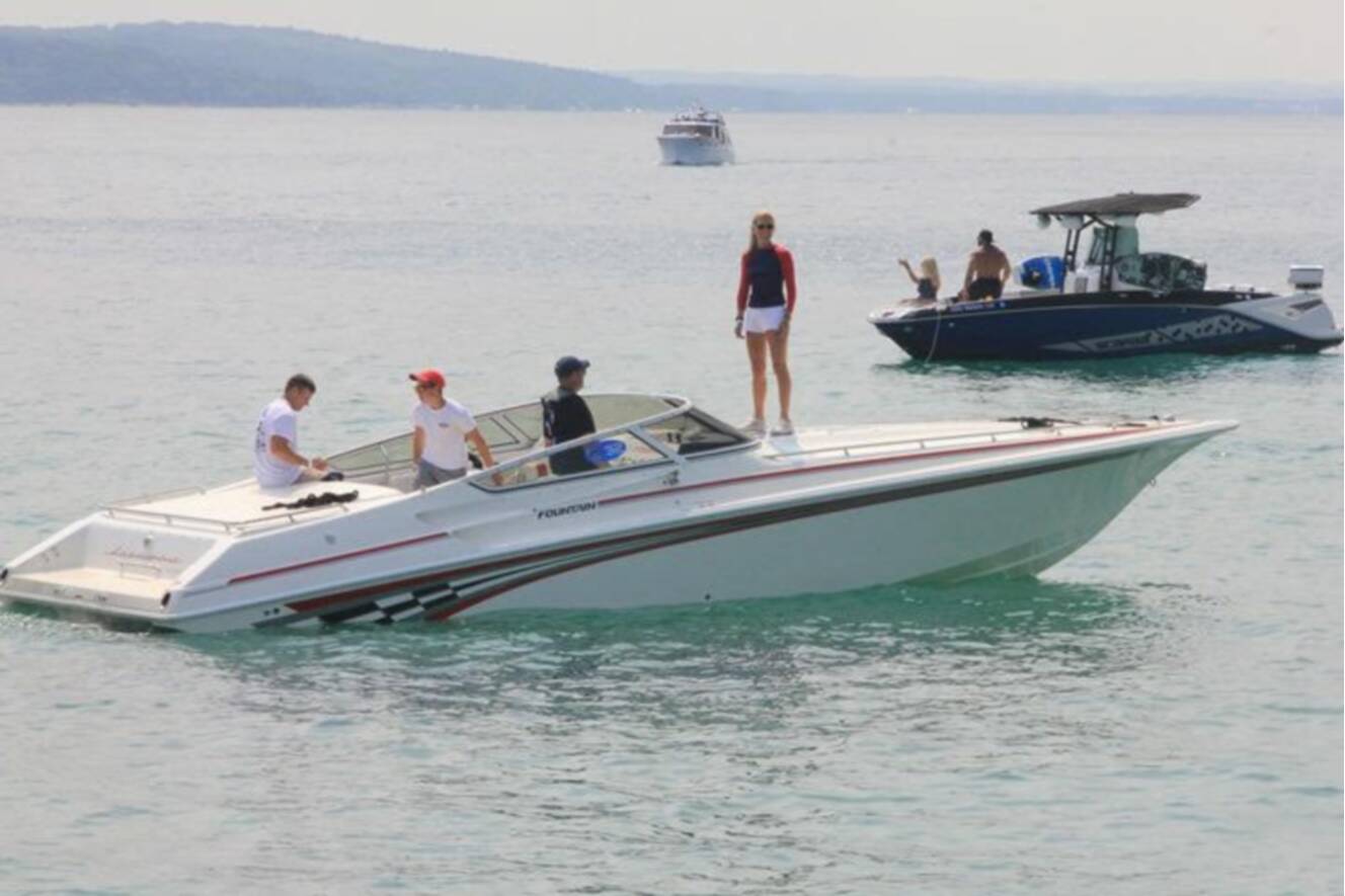 A photo of this 2001 Fountain LIGHTNING 35